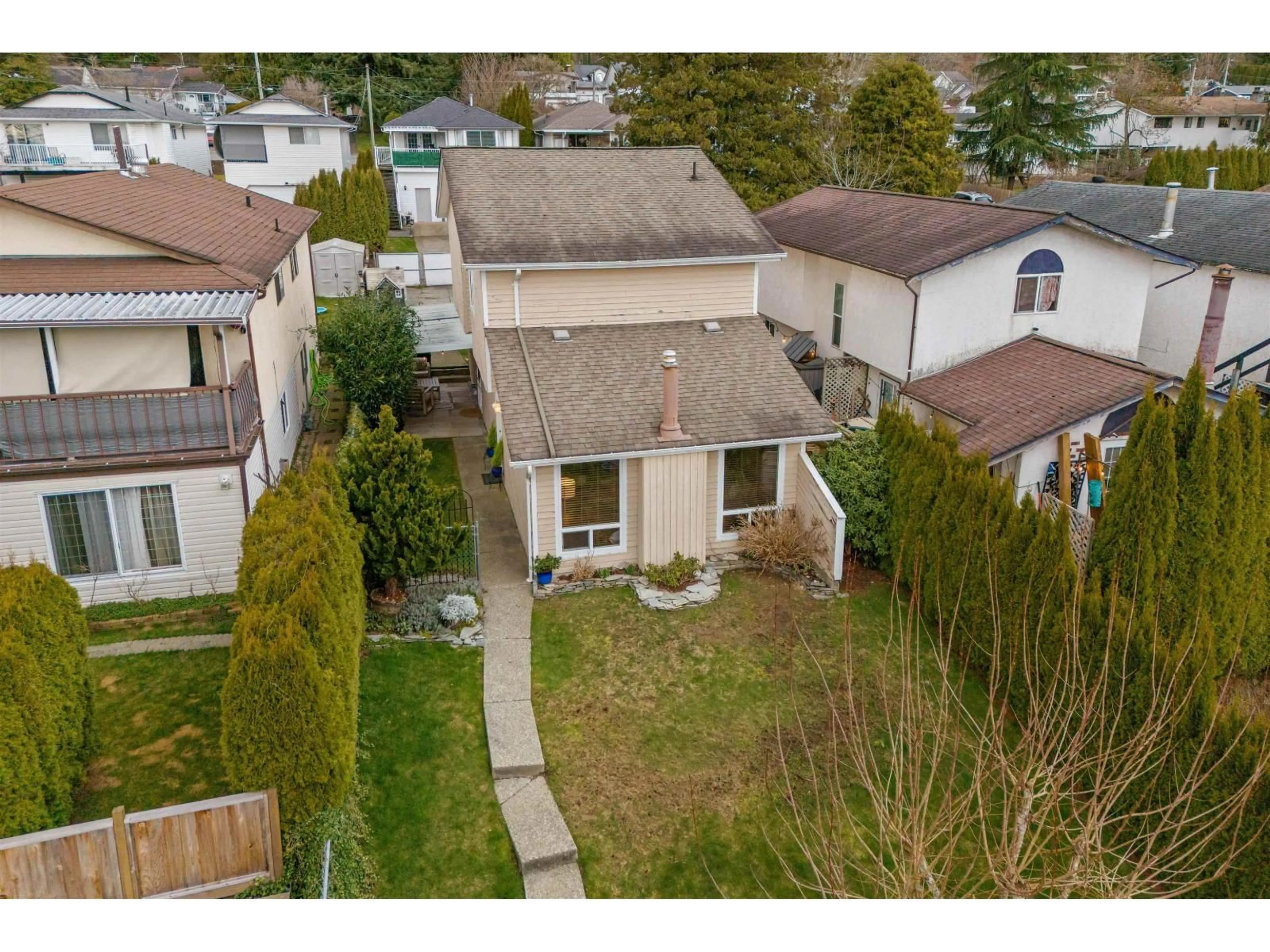 A pic from outside/outdoor area/front of a property/back of a property/a pic from drone, street for 33139 MYRTLE AVENUE, Mission British Columbia V2V4R6
