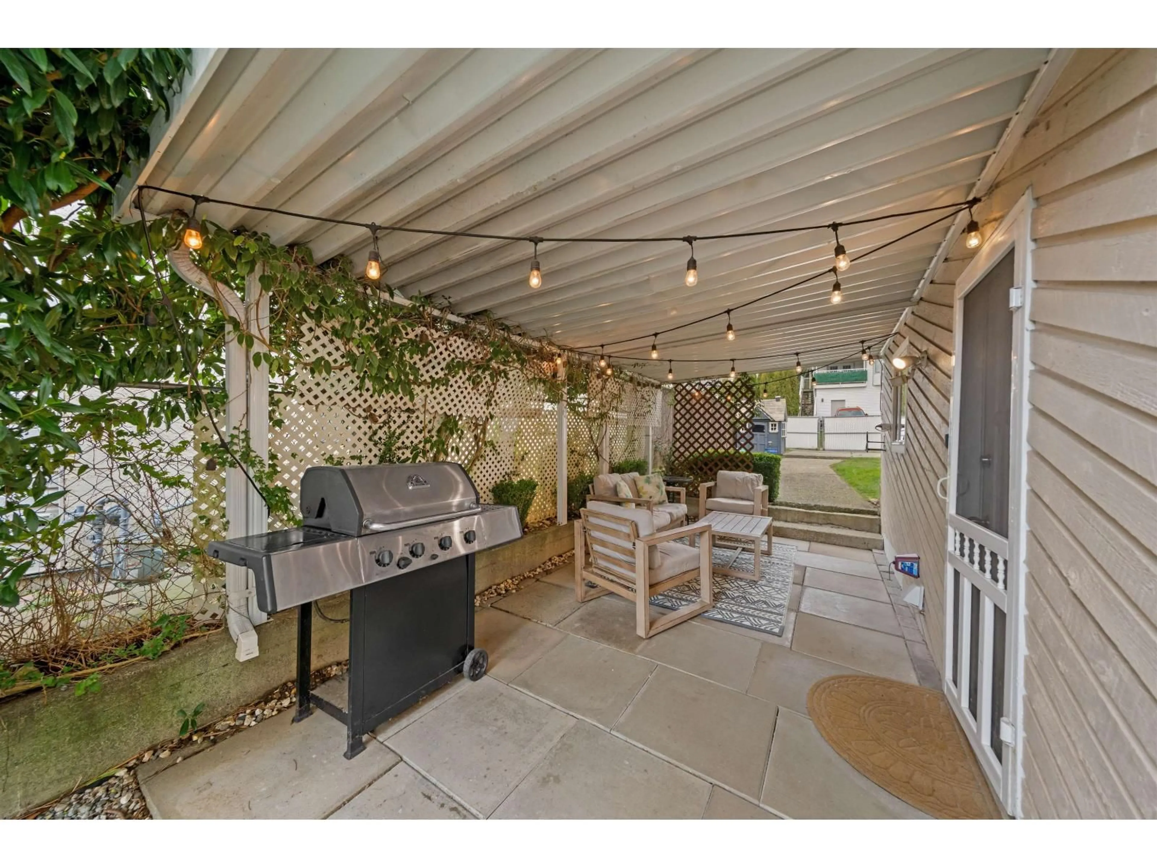 Patio, street for 33139 MYRTLE AVENUE, Mission British Columbia V2V4R6