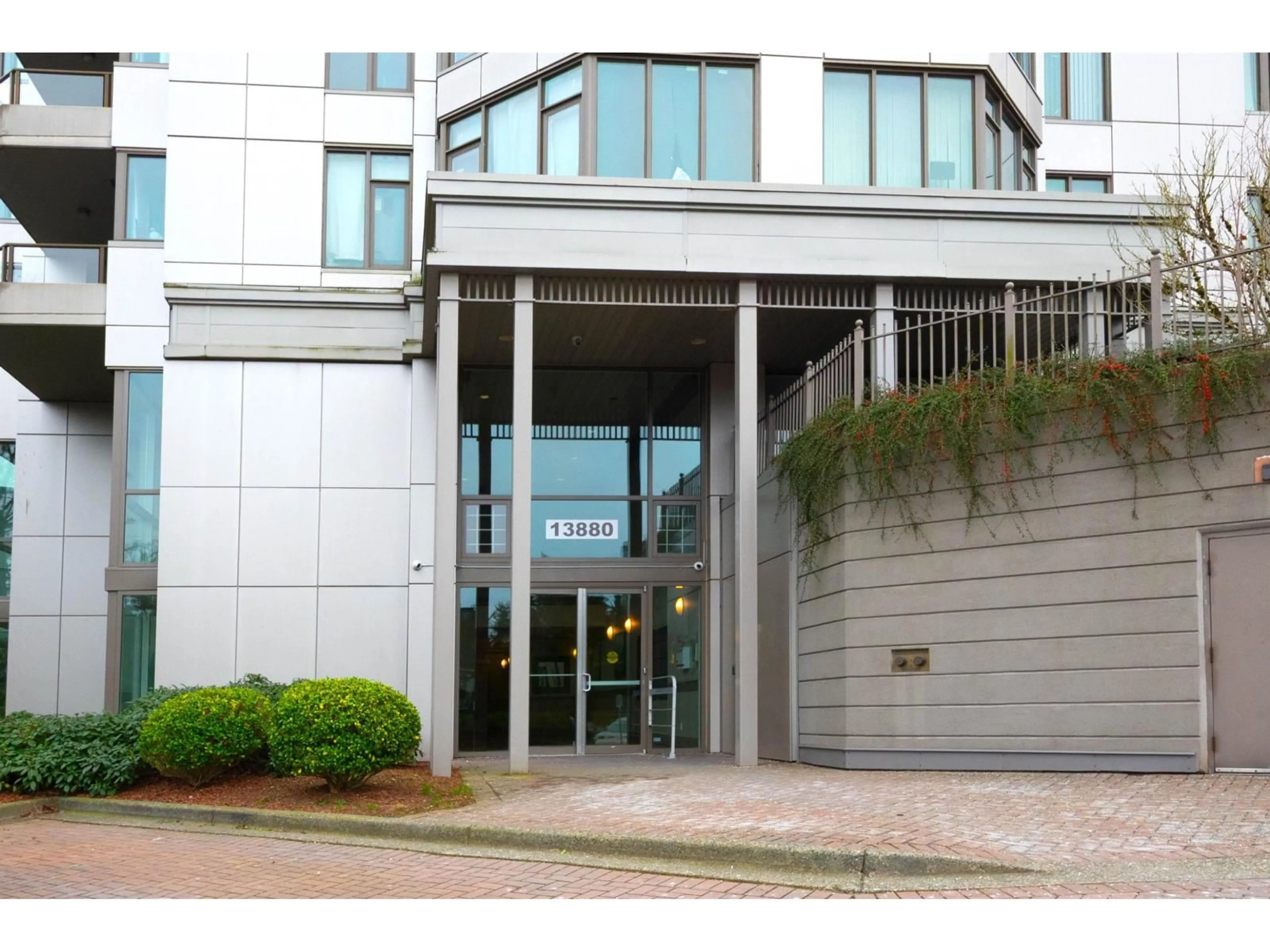 Indoor foyer for 403 - 13880 101 AVENUE, Surrey British Columbia V3T5T1