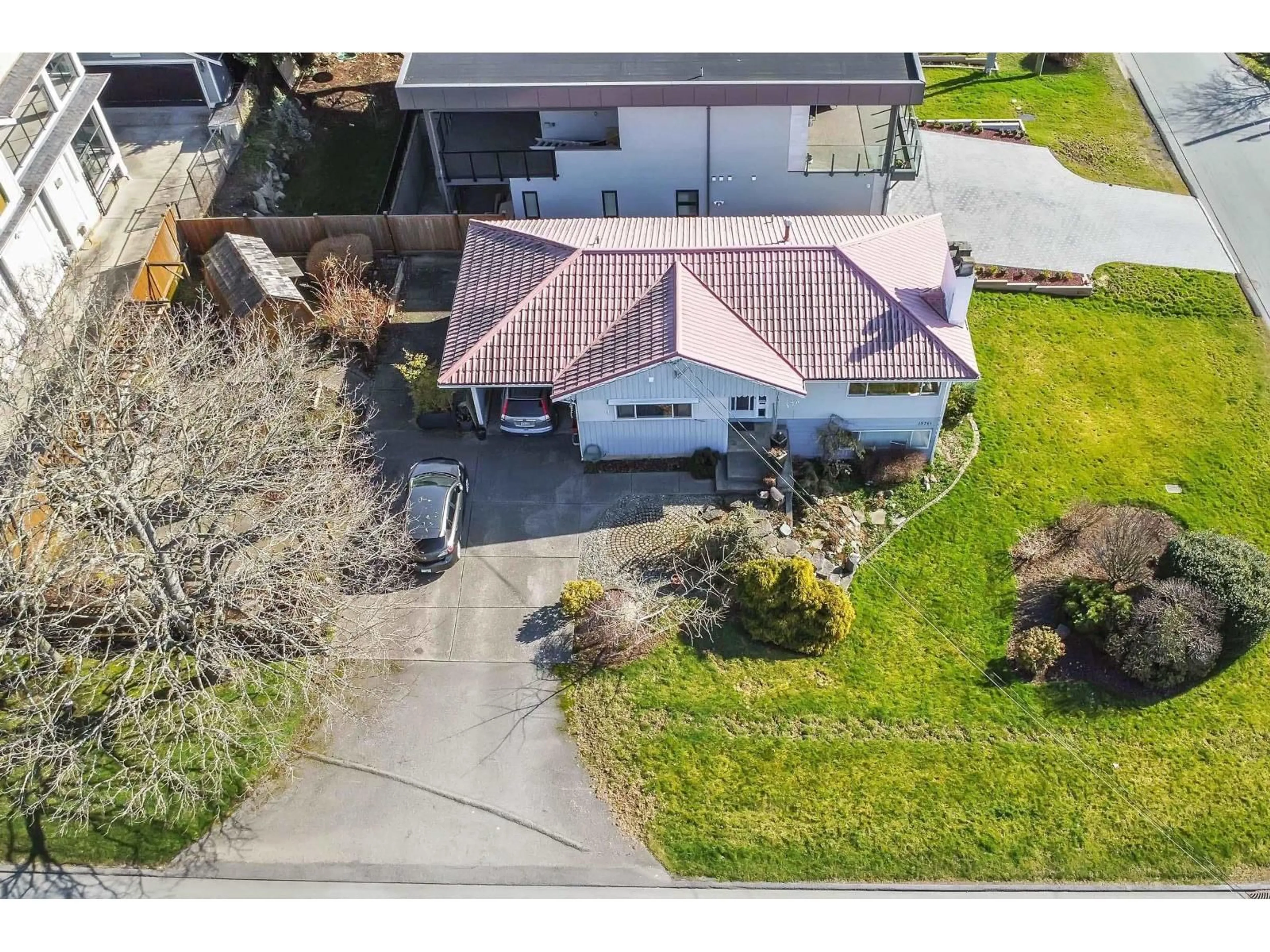 A pic from outside/outdoor area/front of a property/back of a property/a pic from drone, street for 15761 CLIFF AVENUE, White Rock British Columbia V4B1W4