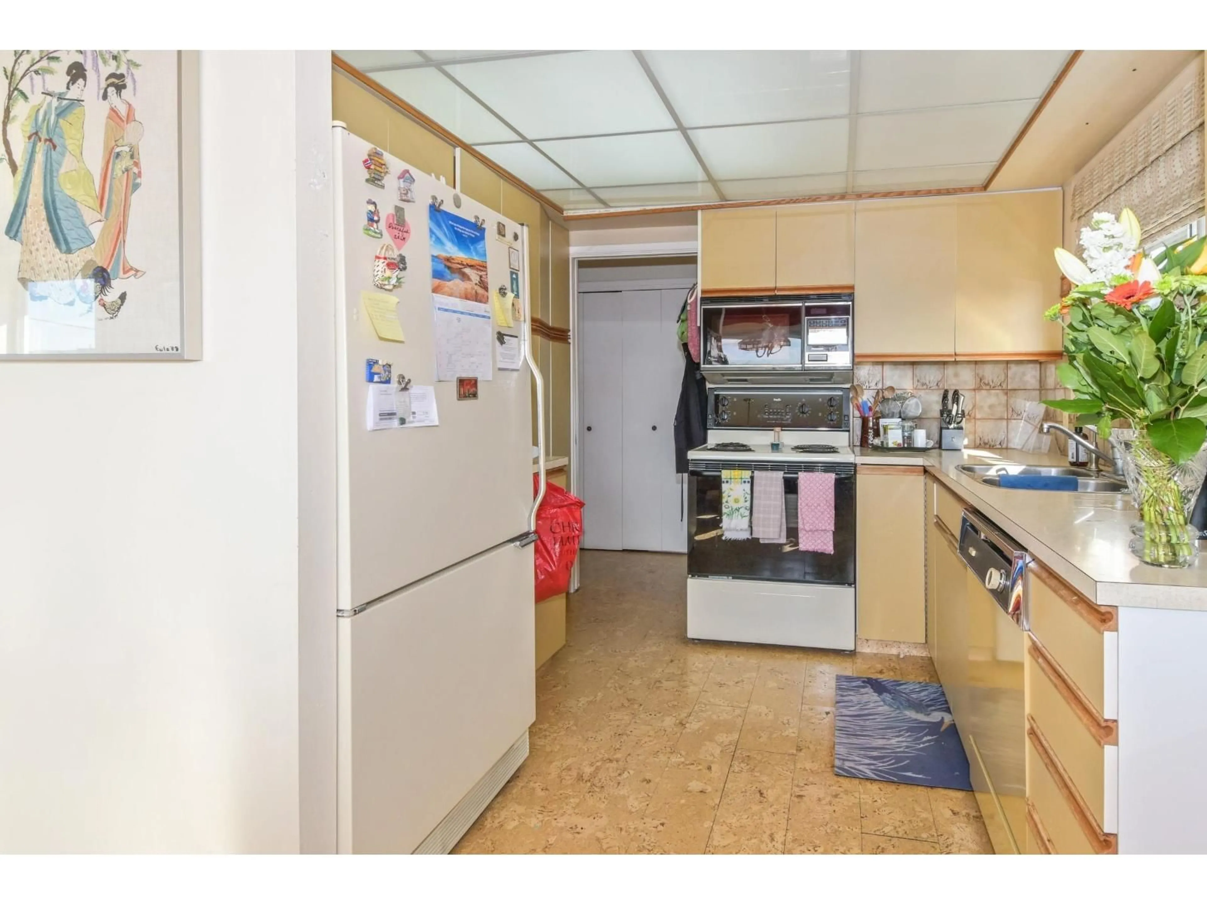 Standard kitchen, unknown for 15761 CLIFF AVENUE, White Rock British Columbia V4B1W4