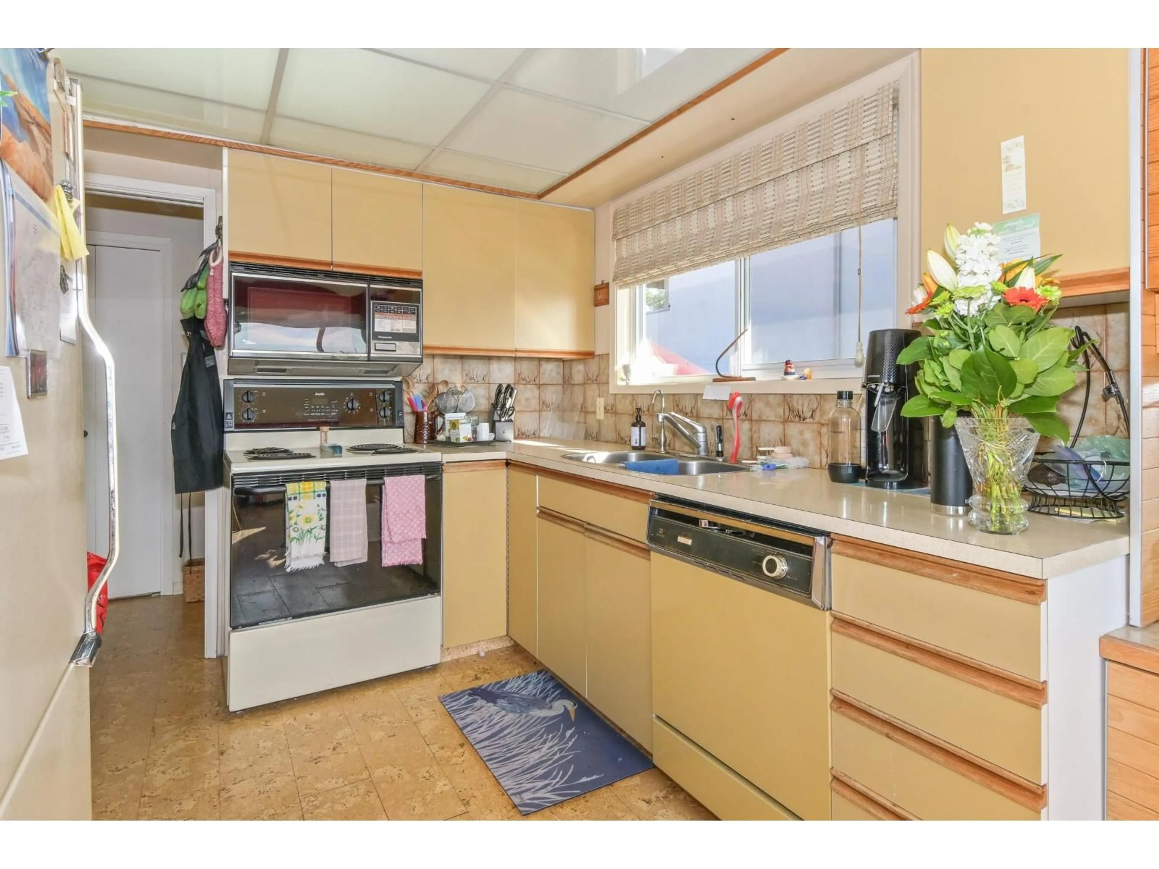 Standard kitchen, unknown for 15761 CLIFF AVENUE, White Rock British Columbia V4B1W4