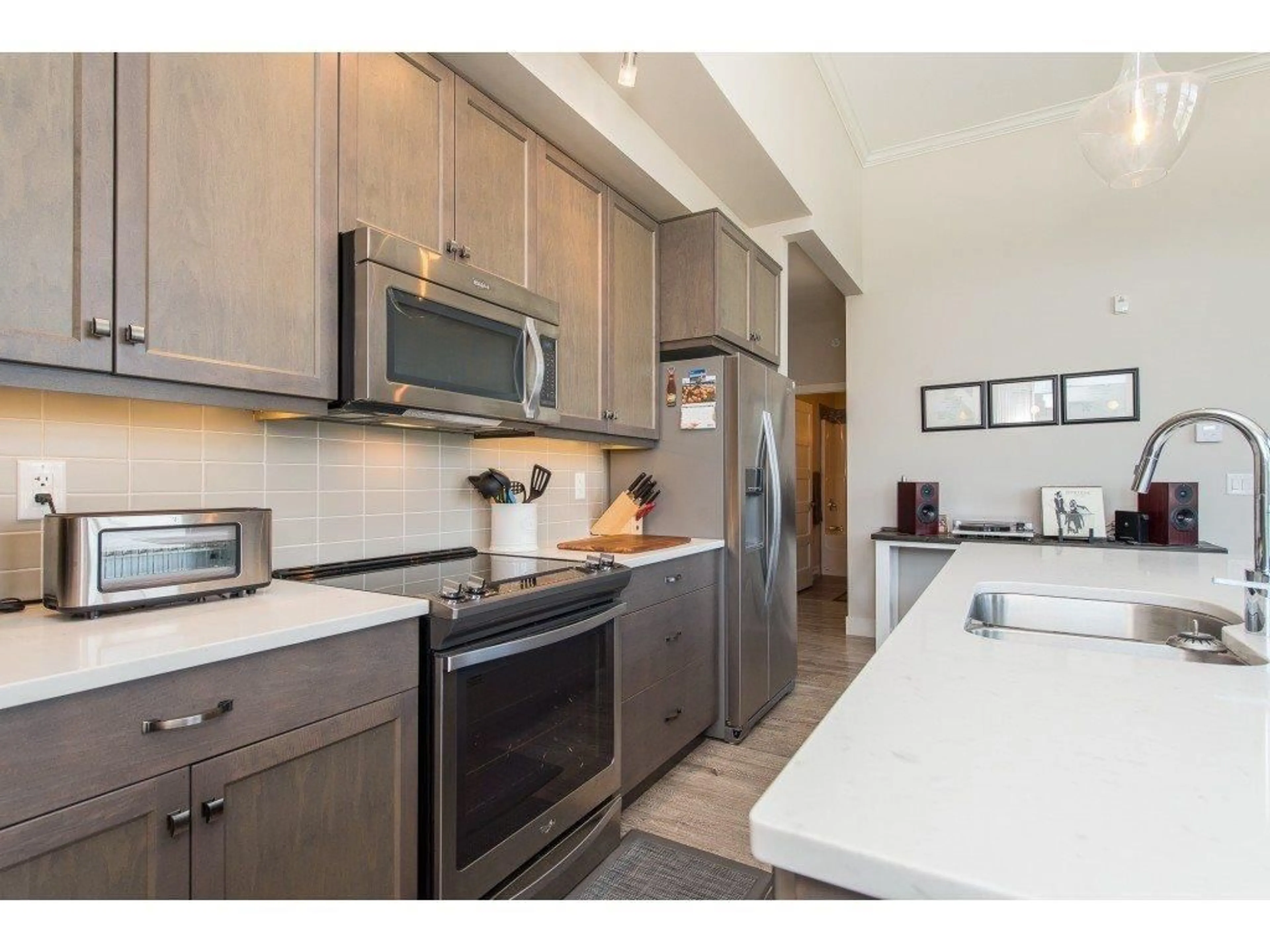 Open concept kitchen, ceramic/tile floor for 403 - 9130 CORBOULD STREET, Chilliwack British Columbia V2P4A5