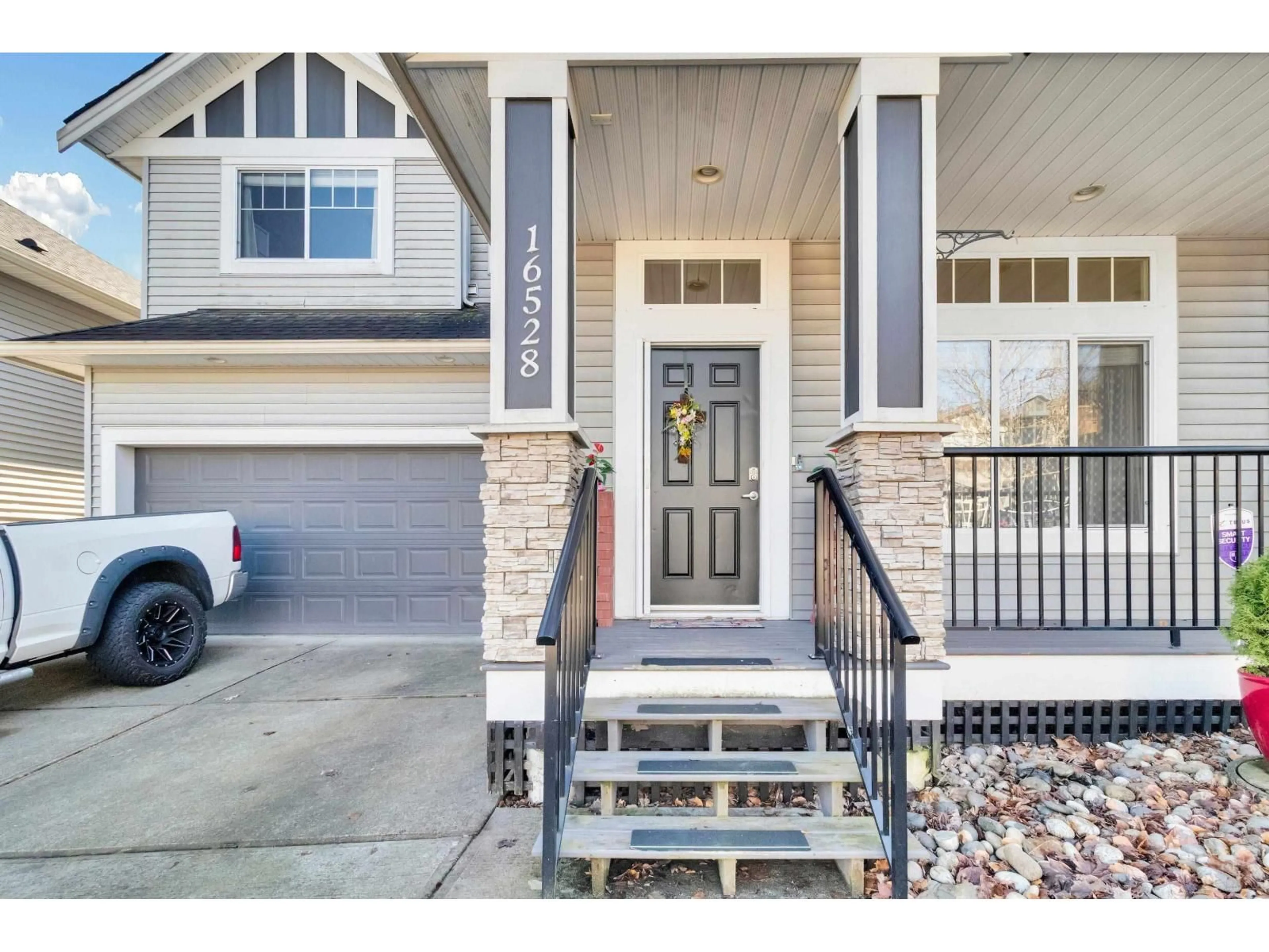 Indoor entryway for 16528 59A AVENUE, Surrey British Columbia V3S4N9