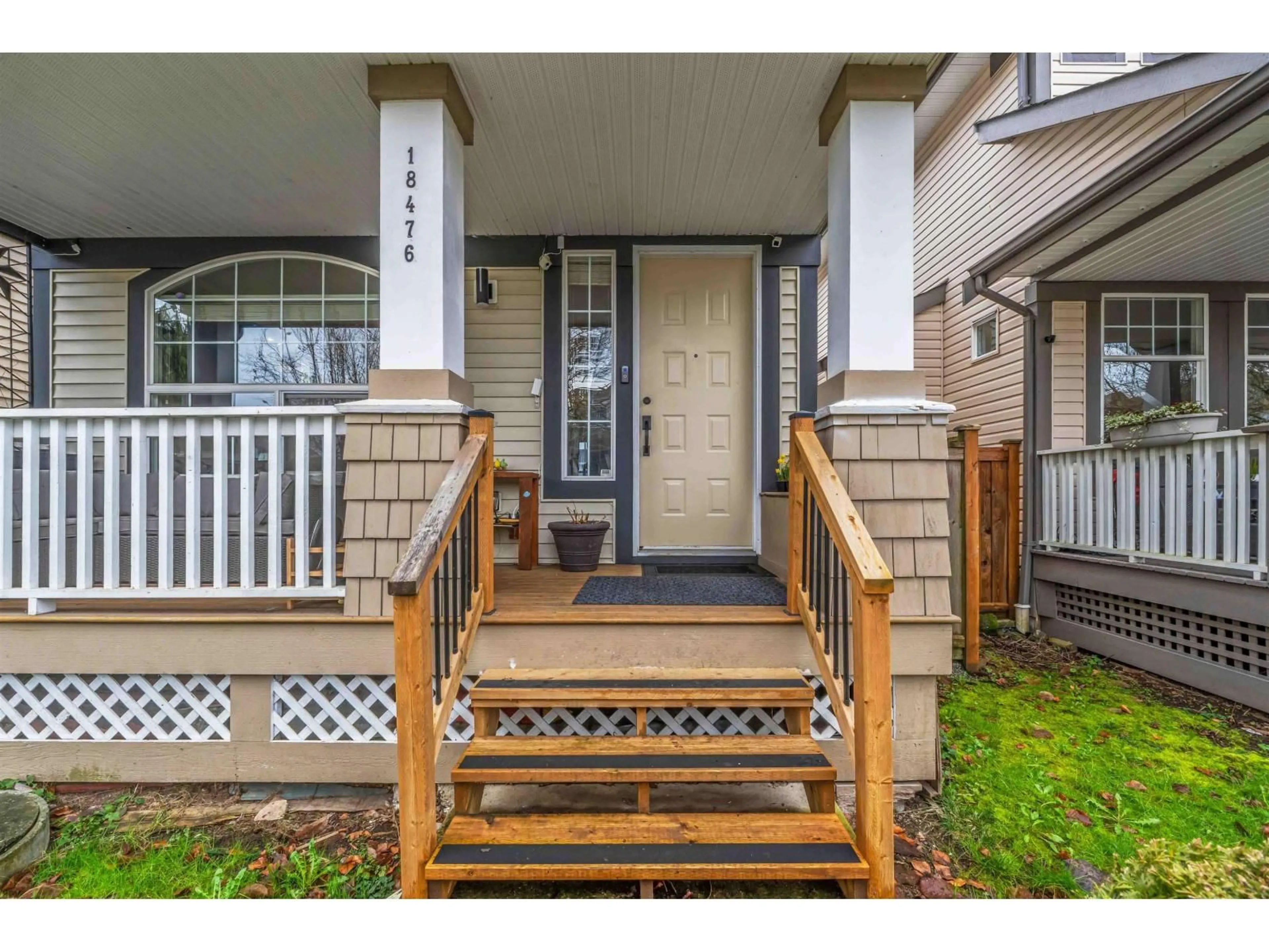 Indoor entryway for 18476 66A AVENUE, Surrey British Columbia V3S9B1