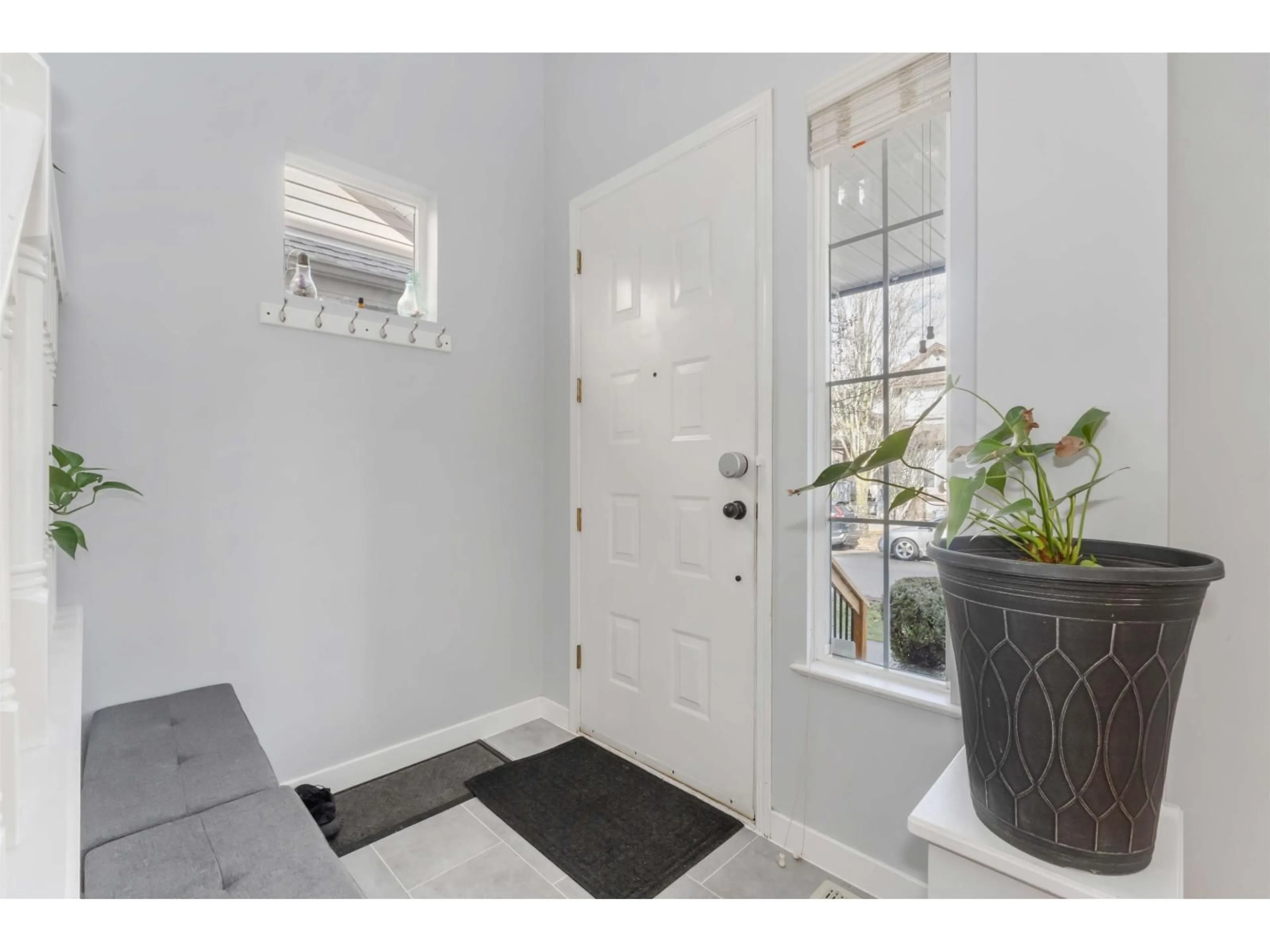 Indoor entryway for 18476 66A AVENUE, Surrey British Columbia V3S9B1