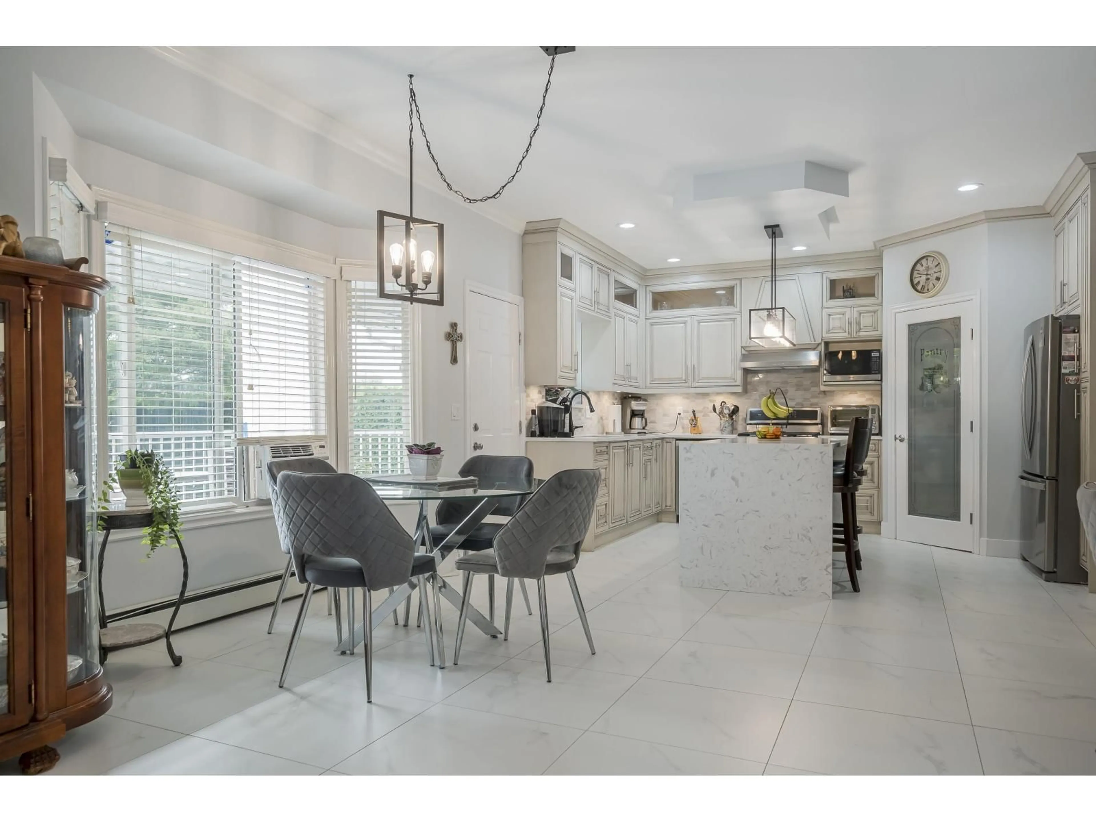 Open concept kitchen, ceramic/tile floor for 6758 150 STREET, Surrey British Columbia V3S9G8