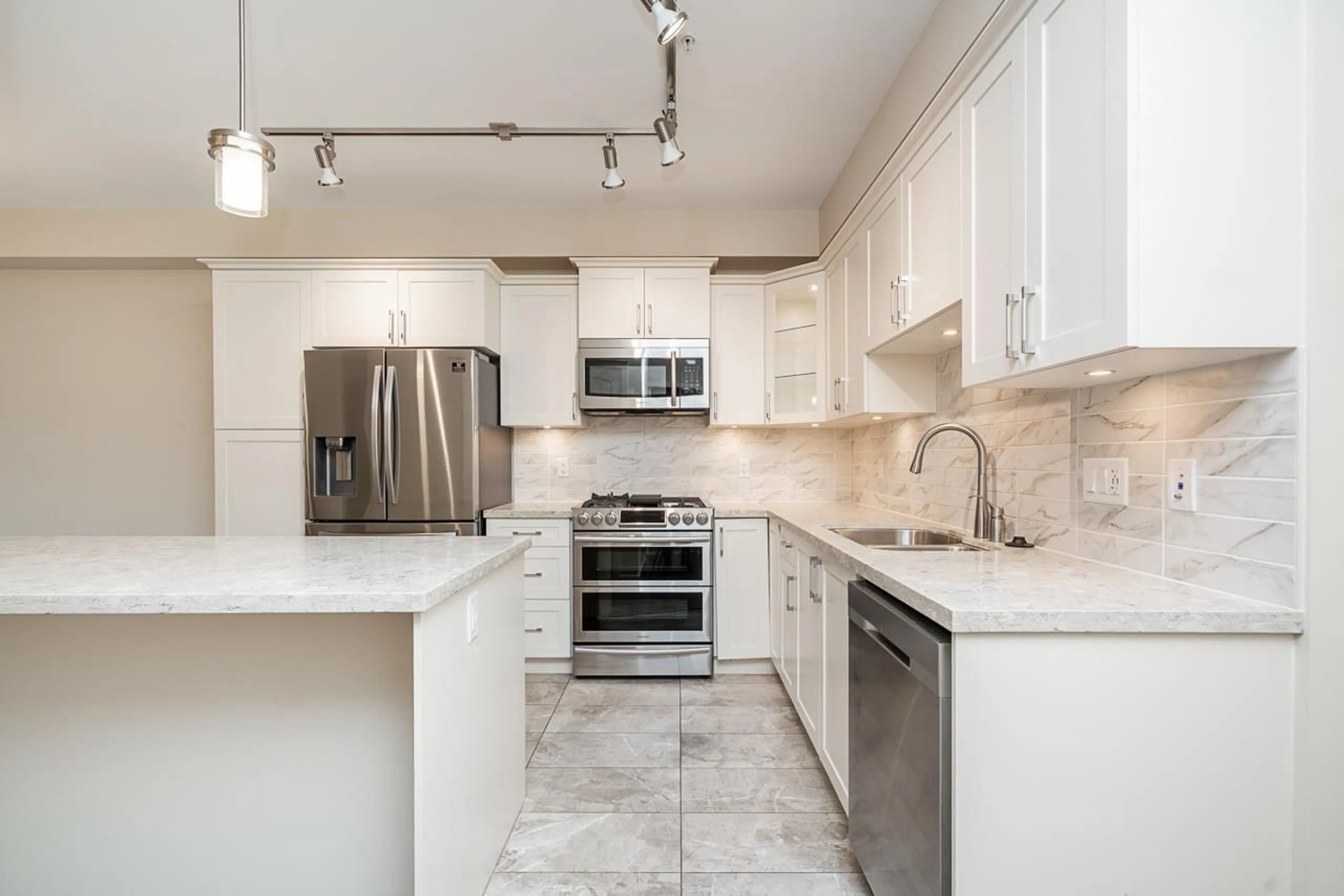 Open concept kitchen, ceramic/tile floor for 210 - 14588 MCDOUGALL DRIVE, White Rock British Columbia V4P0H1
