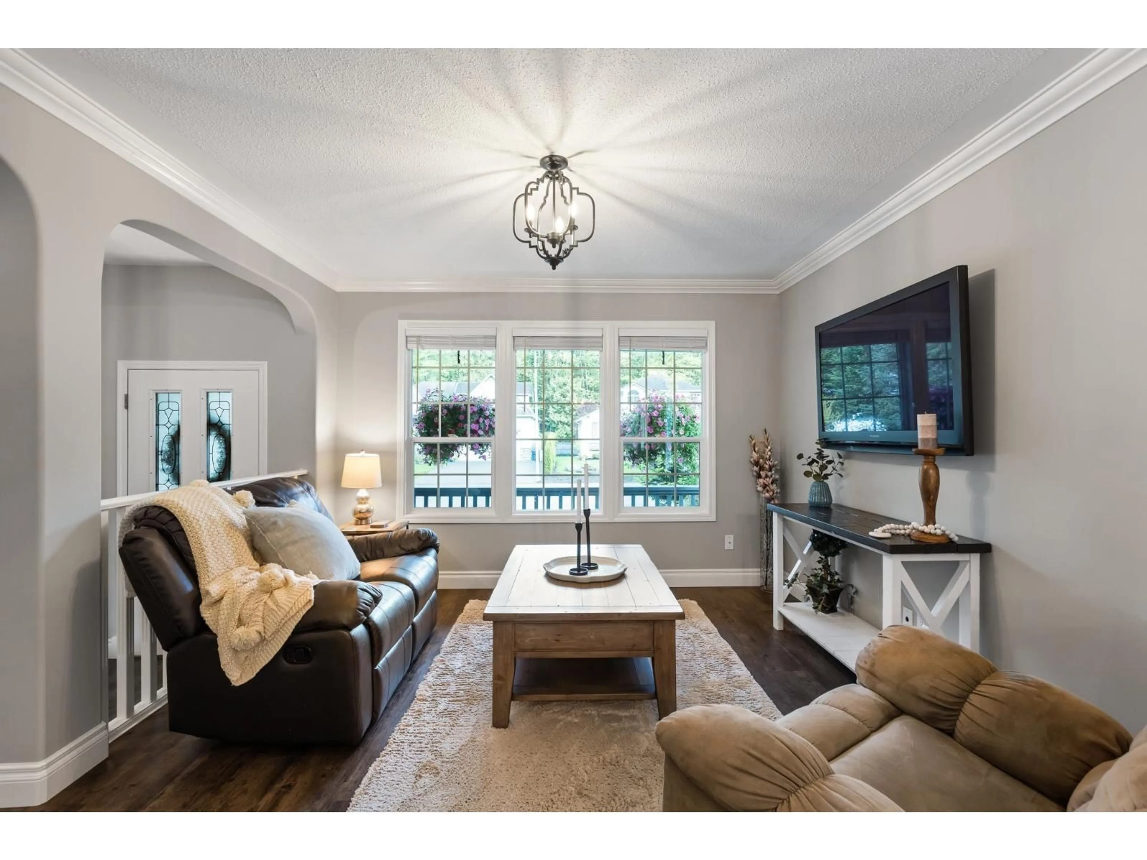 Living room with furniture, unknown for 511 COTTONWOOD AVENUE, Harrison Hot Springs British Columbia V0M1K0