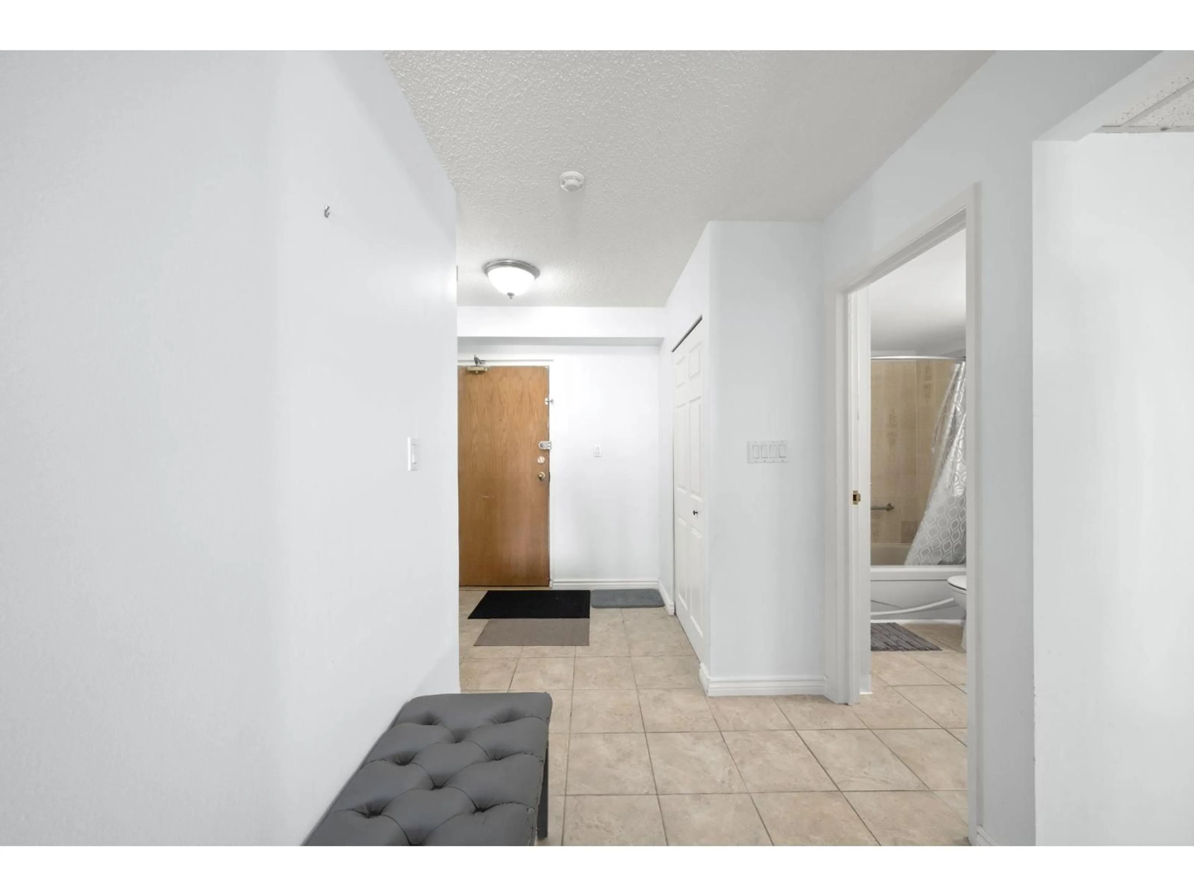 Indoor foyer for 301 - 11881 88 AVENUE, Delta British Columbia V4C8A2