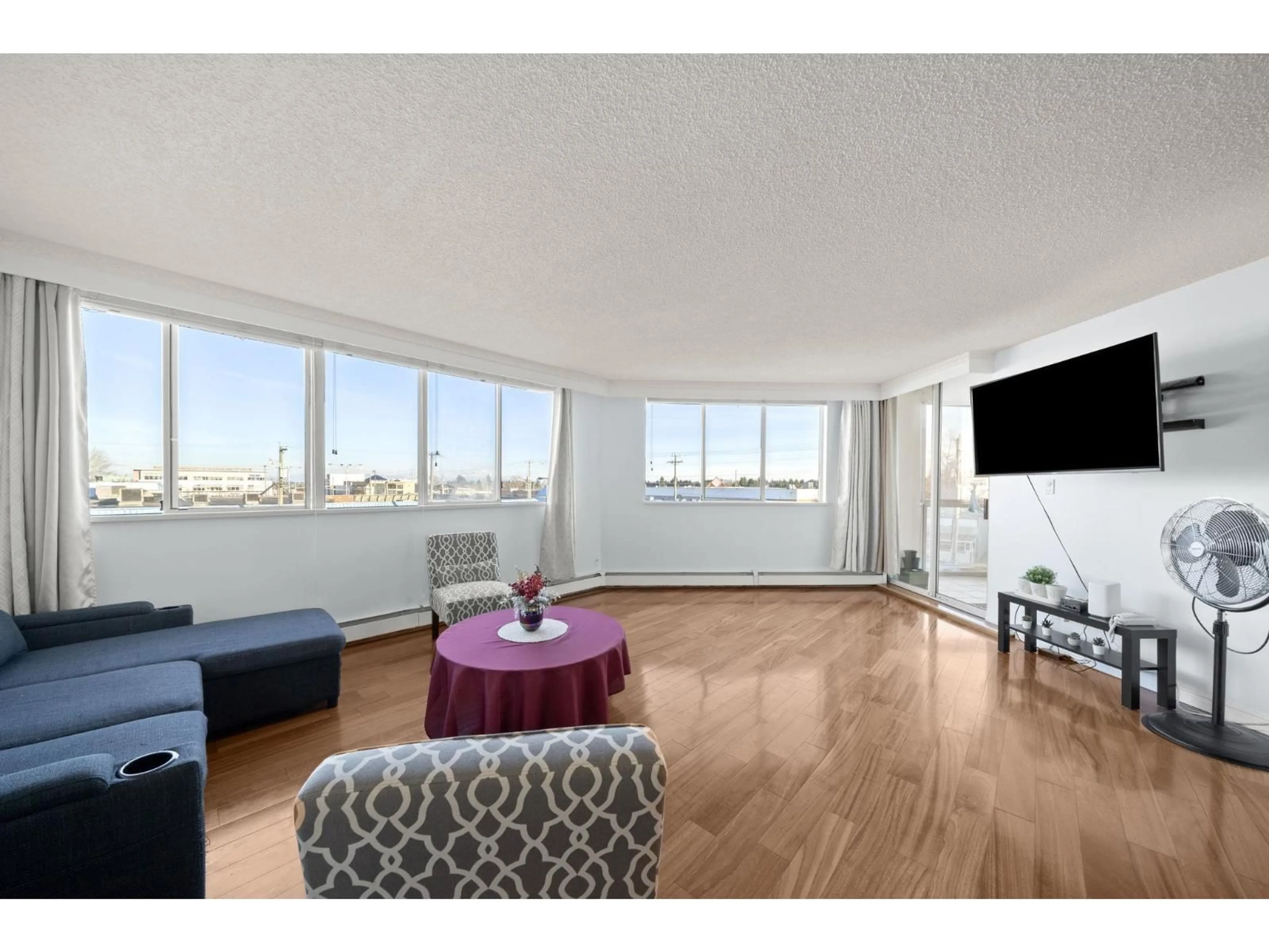 Living room with furniture, unknown for 301 - 11881 88 AVENUE, Delta British Columbia V4C8A2