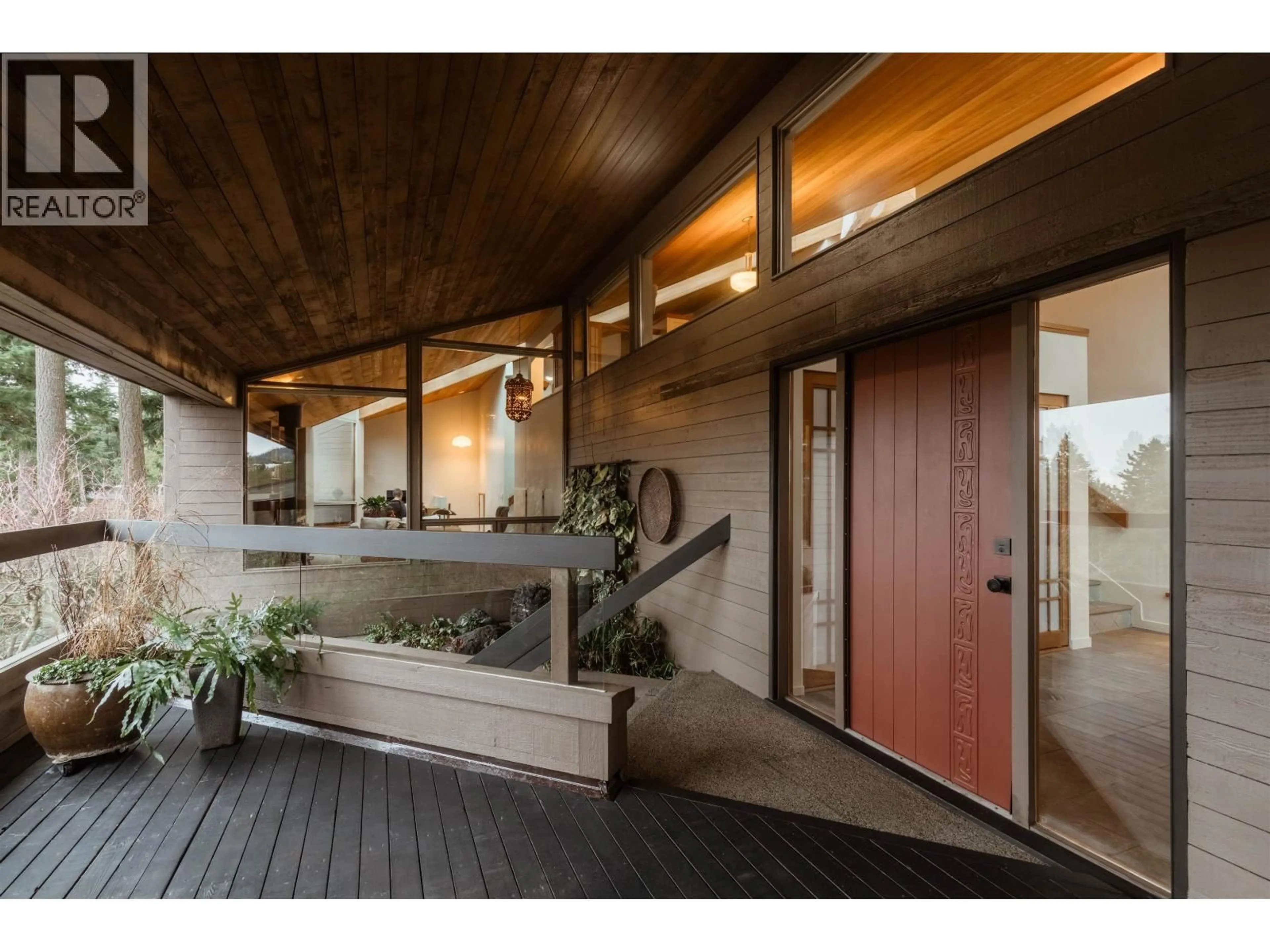 Indoor foyer for 4639 CAULFEILD DRIVE, West Vancouver British Columbia V7W1E9