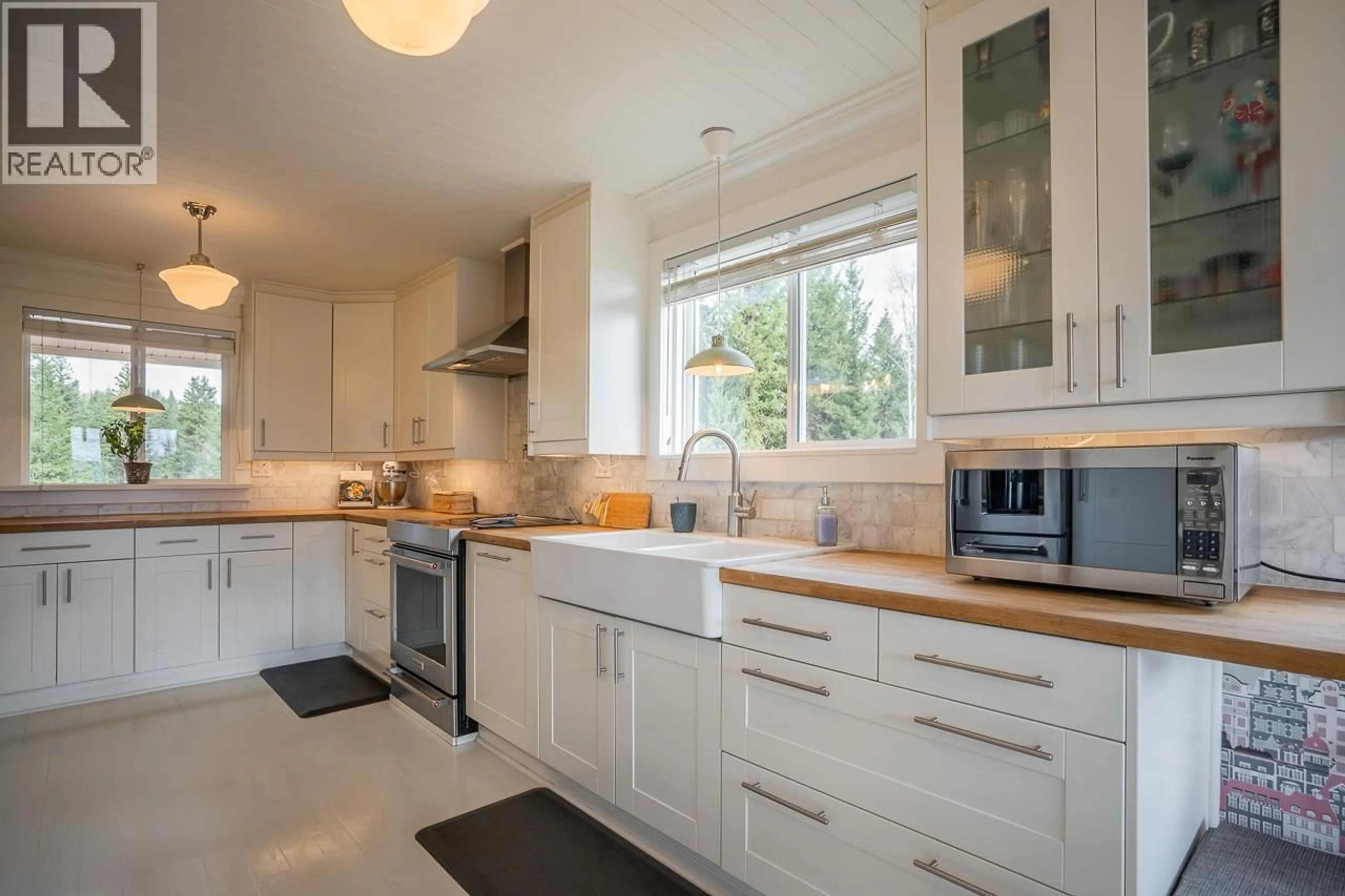 Contemporary kitchen, unknown for 6326 SPURAWAY DRIVE, Forest Grove British Columbia V0K1M0
