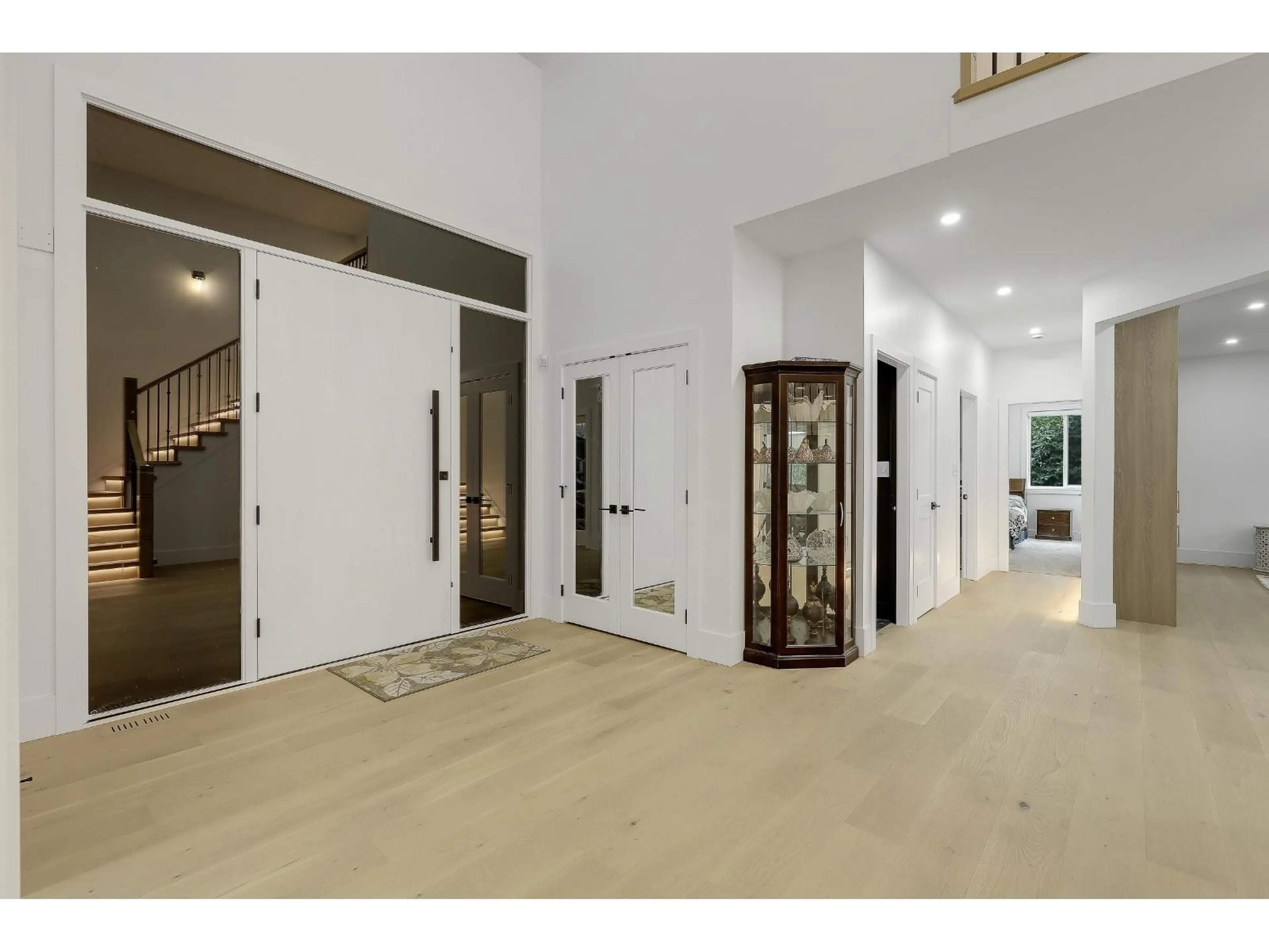 Indoor foyer for 18040 20 AVENUE, White Rock British Columbia V3S9V7