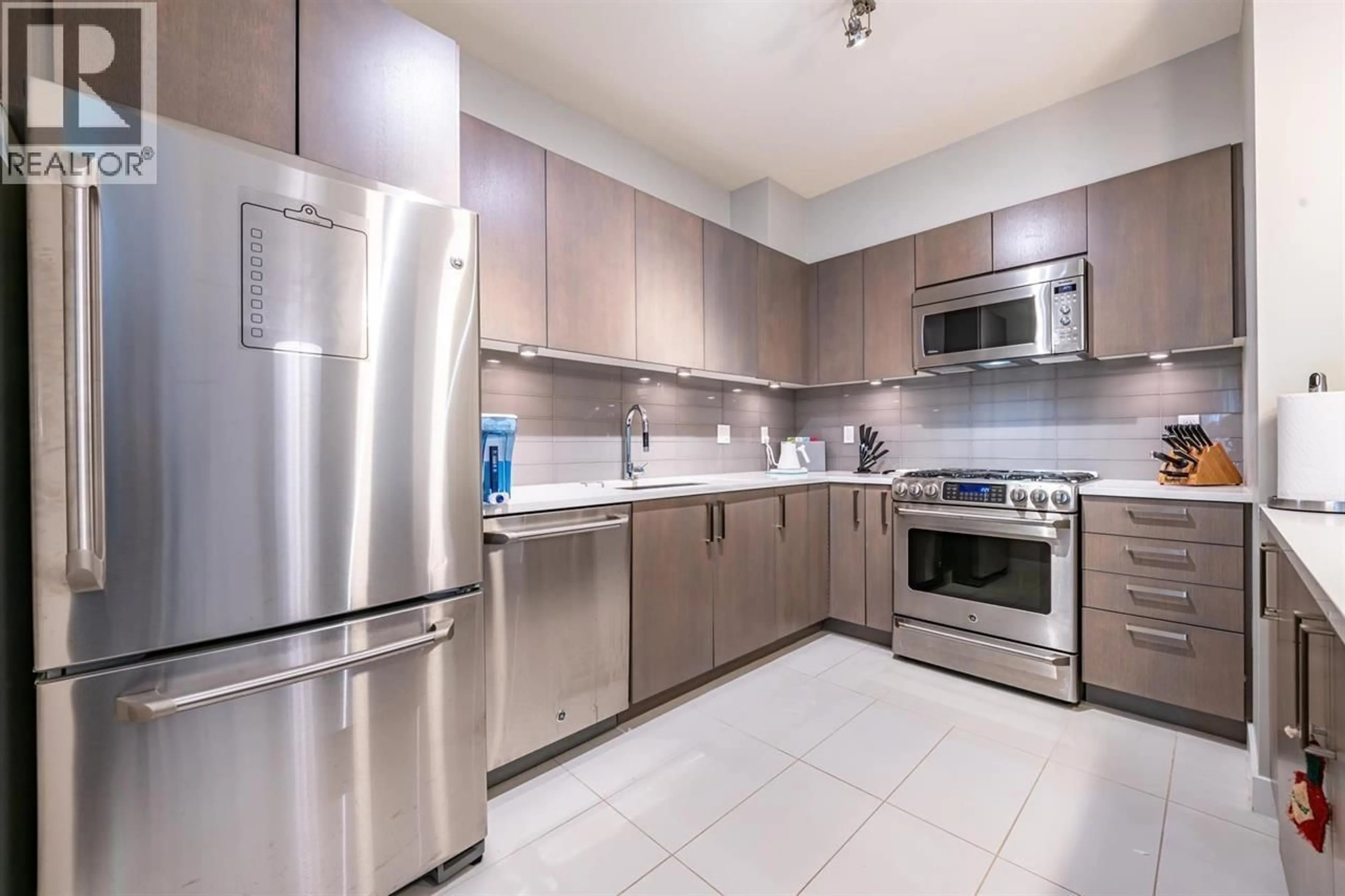 Standard kitchen, ceramic/tile floor for 37 - 10133 RIVER DRIVE, Richmond British Columbia V6X0K8