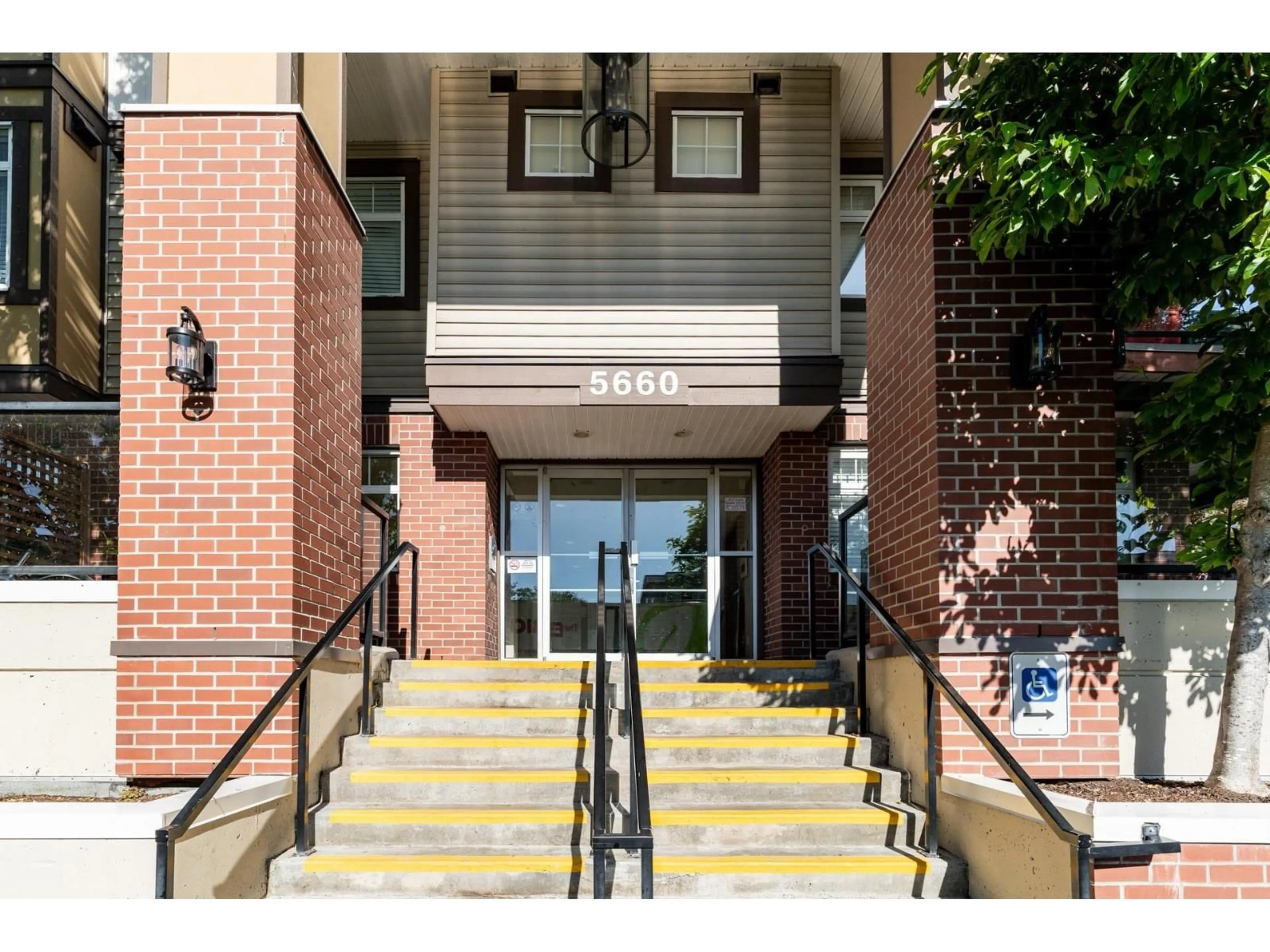 Indoor foyer for 332 - 5660 201A STREET, Langley British Columbia V3A0B4