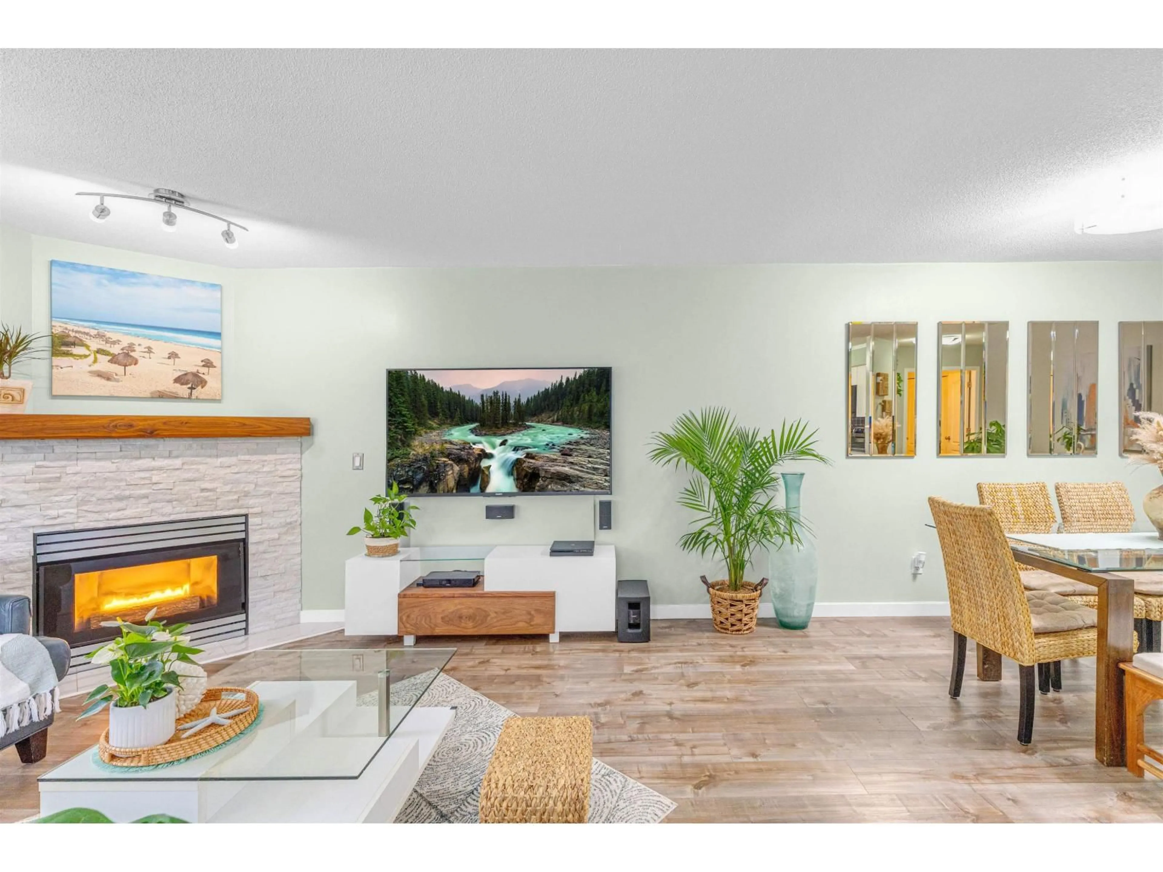 Living room with furniture, wood/laminate floor for 28 - 10130 155 STREET, Surrey British Columbia V3R0R6