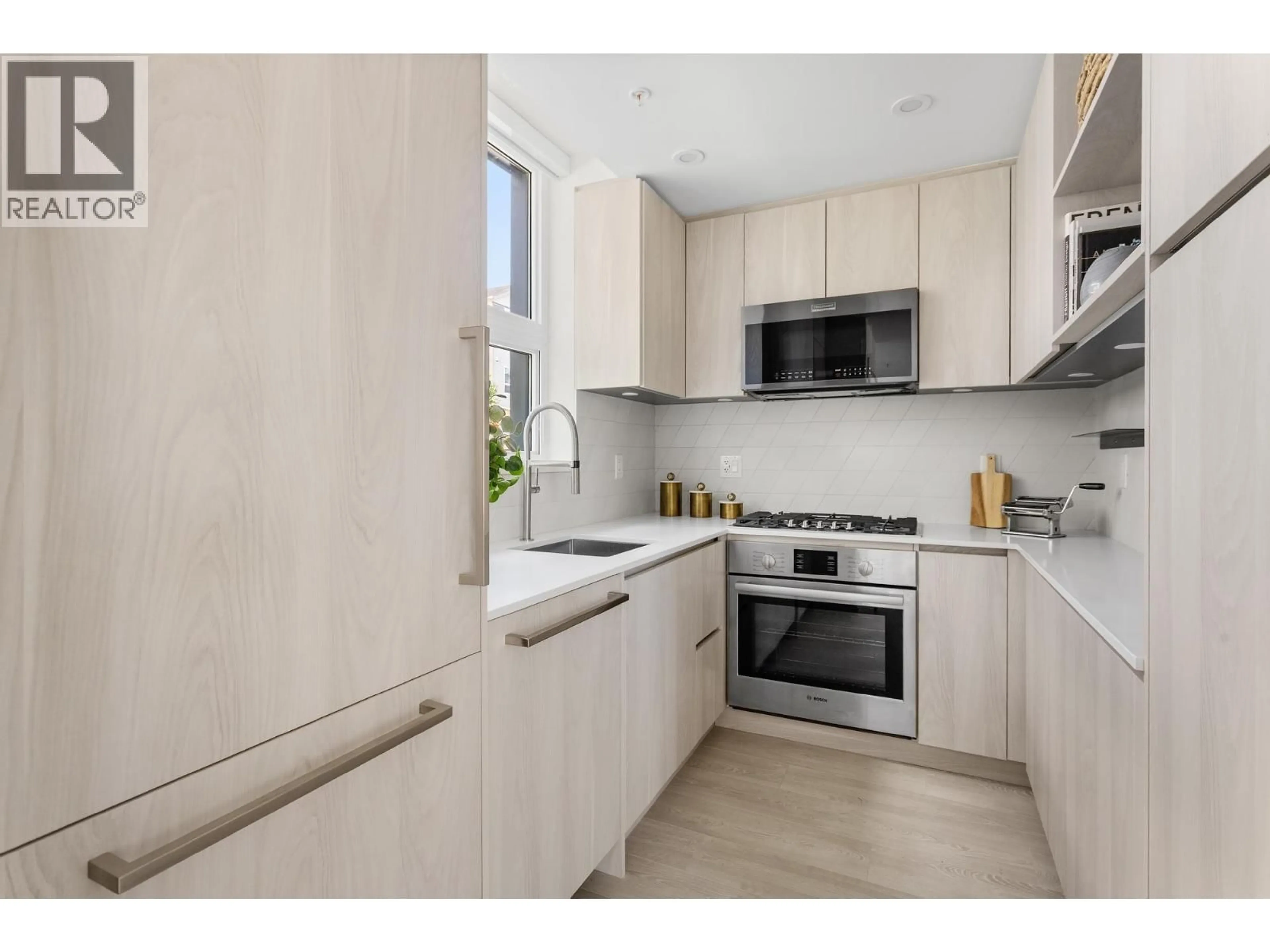 Standard kitchen, unknown for 3249 CLIVE AVENUE, Vancouver British Columbia V5R4V3