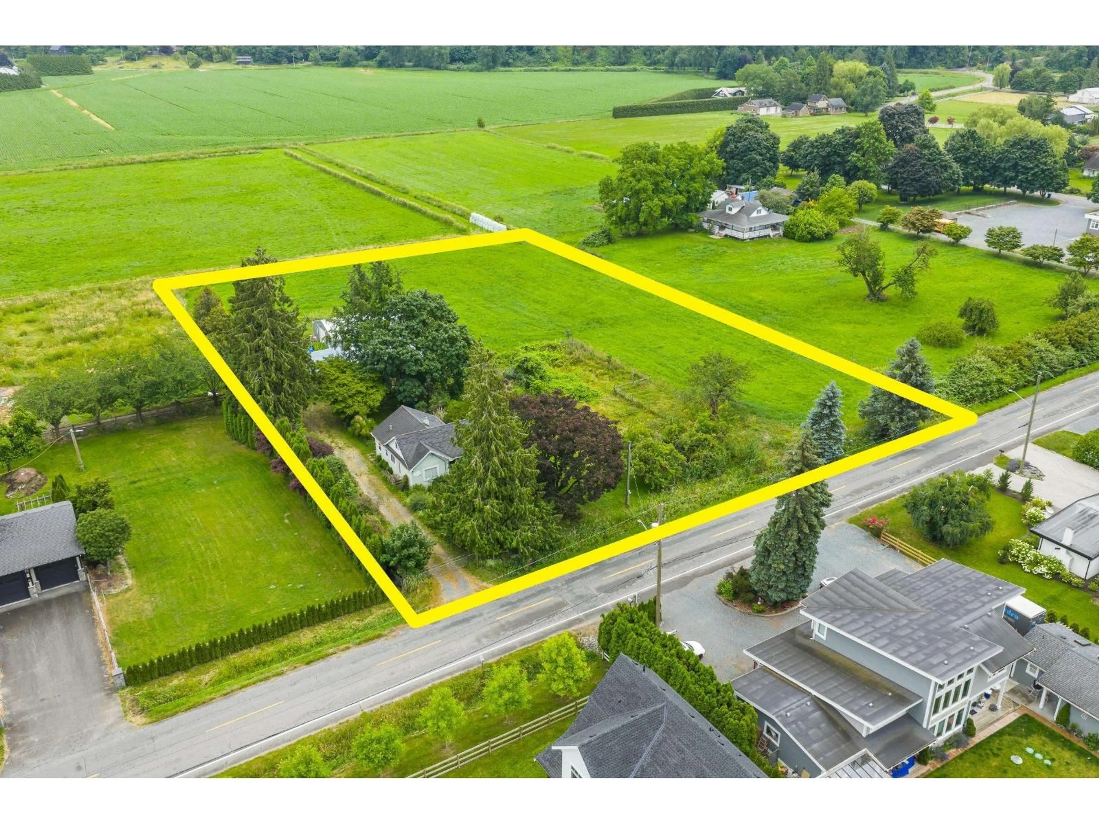 A pic from outside/outdoor area/front of a property/back of a property/a pic from drone, street for 394 ARNOLD ROAD, Abbotsford British Columbia V3G1S4