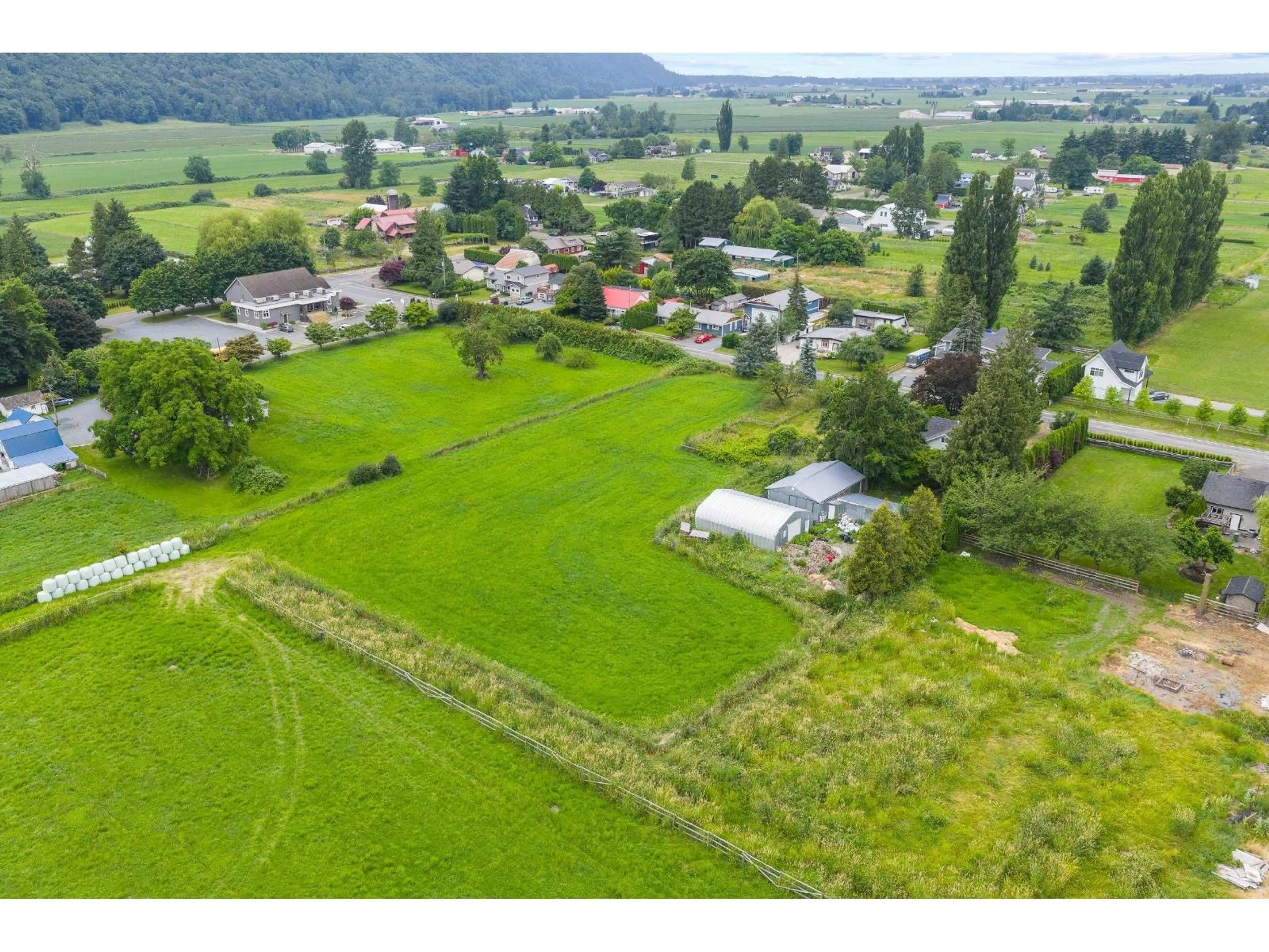 A pic from outside/outdoor area/front of a property/back of a property/a pic from drone, mountain view for 394 ARNOLD ROAD, Abbotsford British Columbia V3G1S4