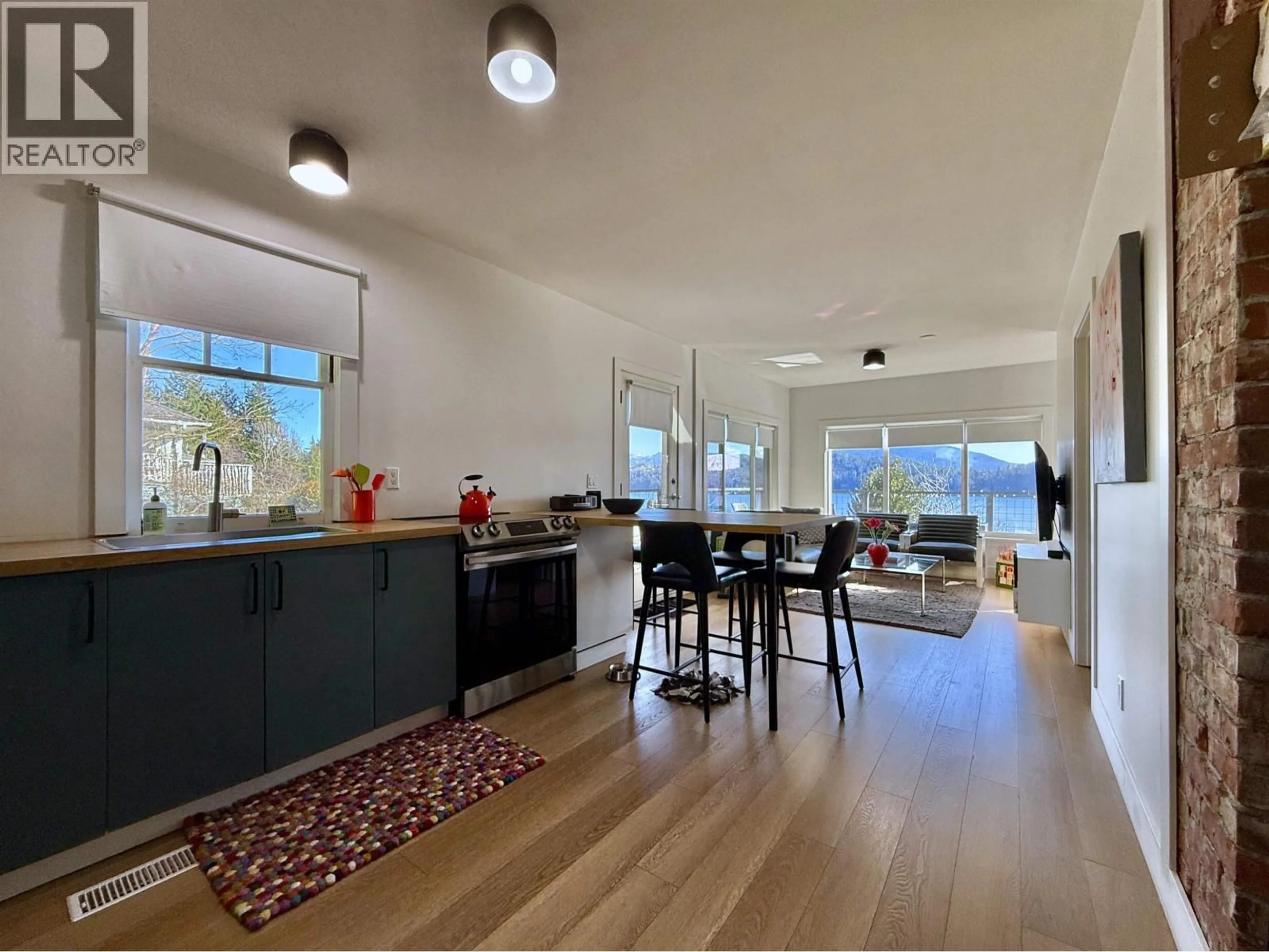 Open concept kitchen, wood/laminate floor for 609 GLEN ROAD, Gibsons British Columbia V0N1V9