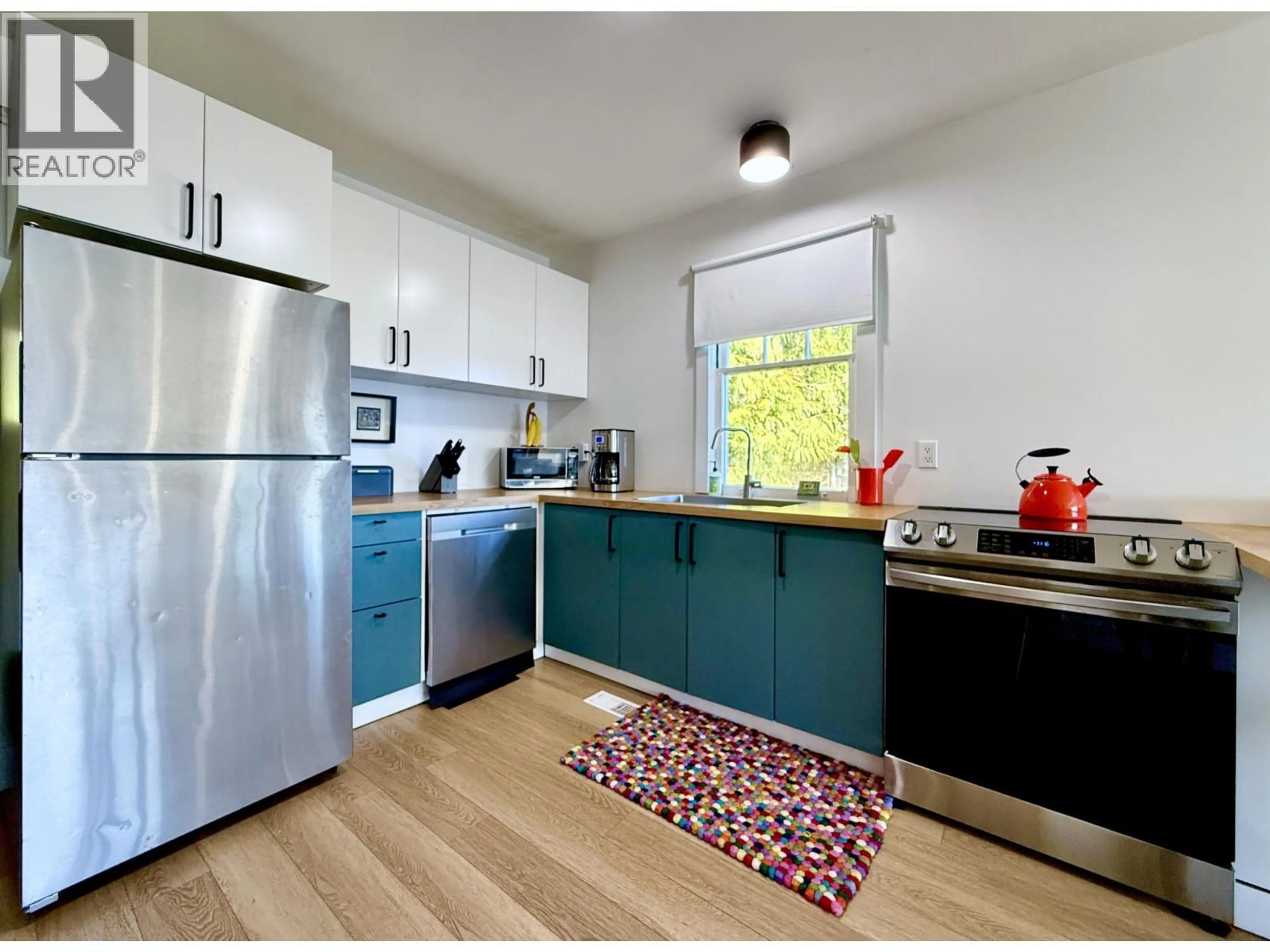 Standard kitchen, wood/laminate floor for 609 GLEN ROAD, Gibsons British Columbia V0N1V9