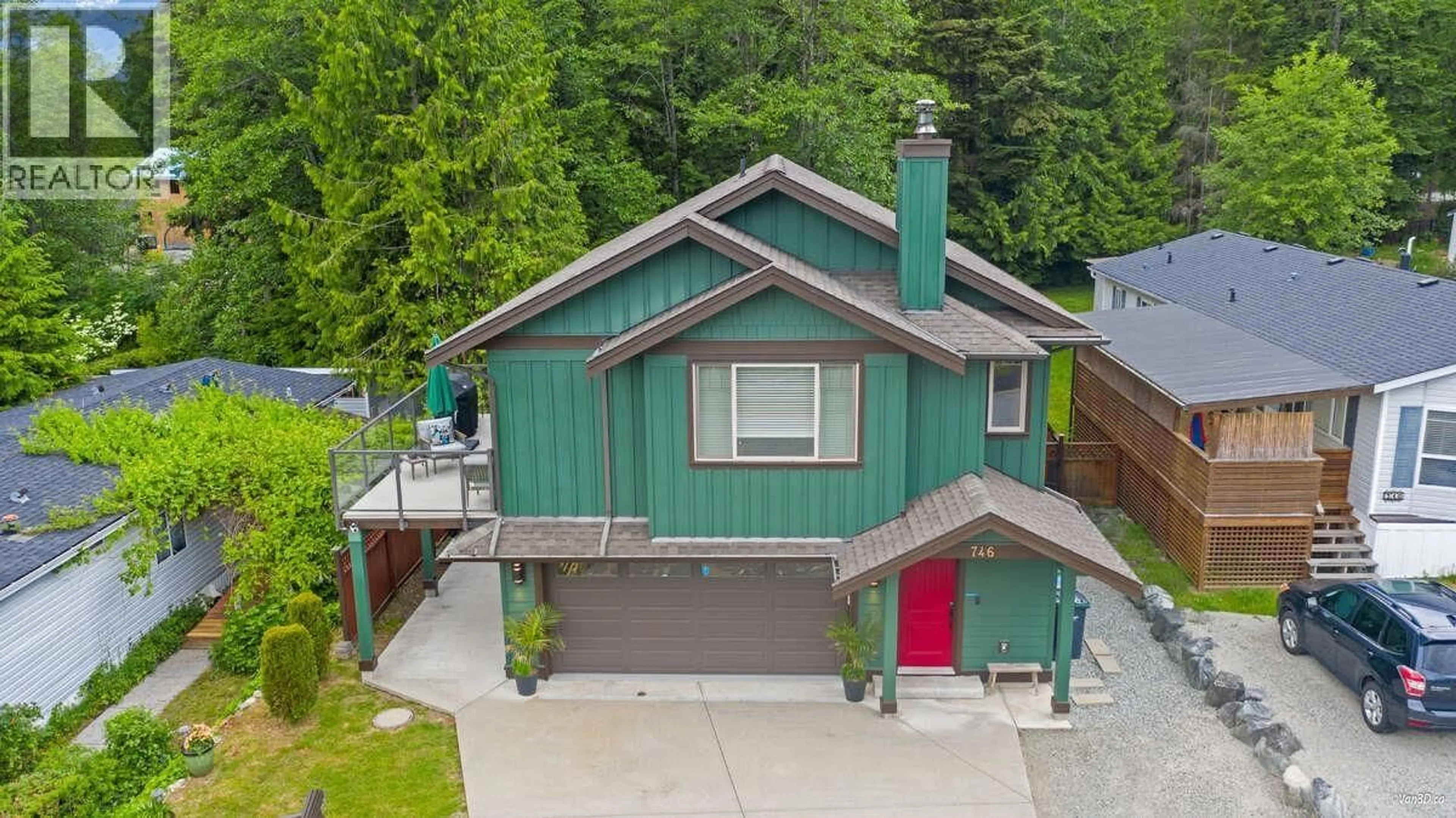 A pic from outside/outdoor area/front of a property/back of a property/a pic from drone, street for 746 UPPER CRESCENT, Britannia Beach British Columbia V8B1J2