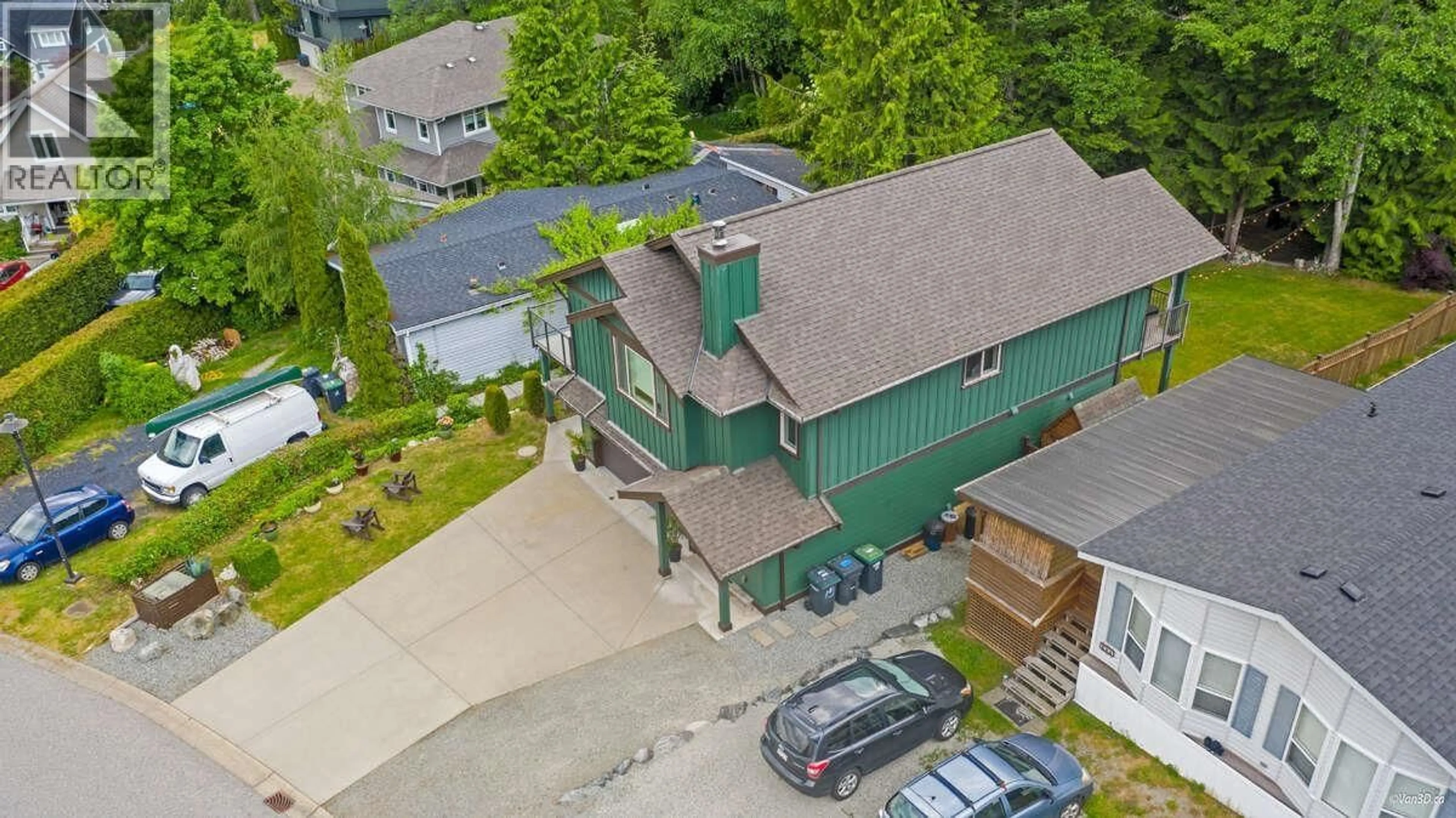 A pic from outside/outdoor area/front of a property/back of a property/a pic from drone, unknown for 746 UPPER CRESCENT, Britannia Beach British Columbia V8B1J2