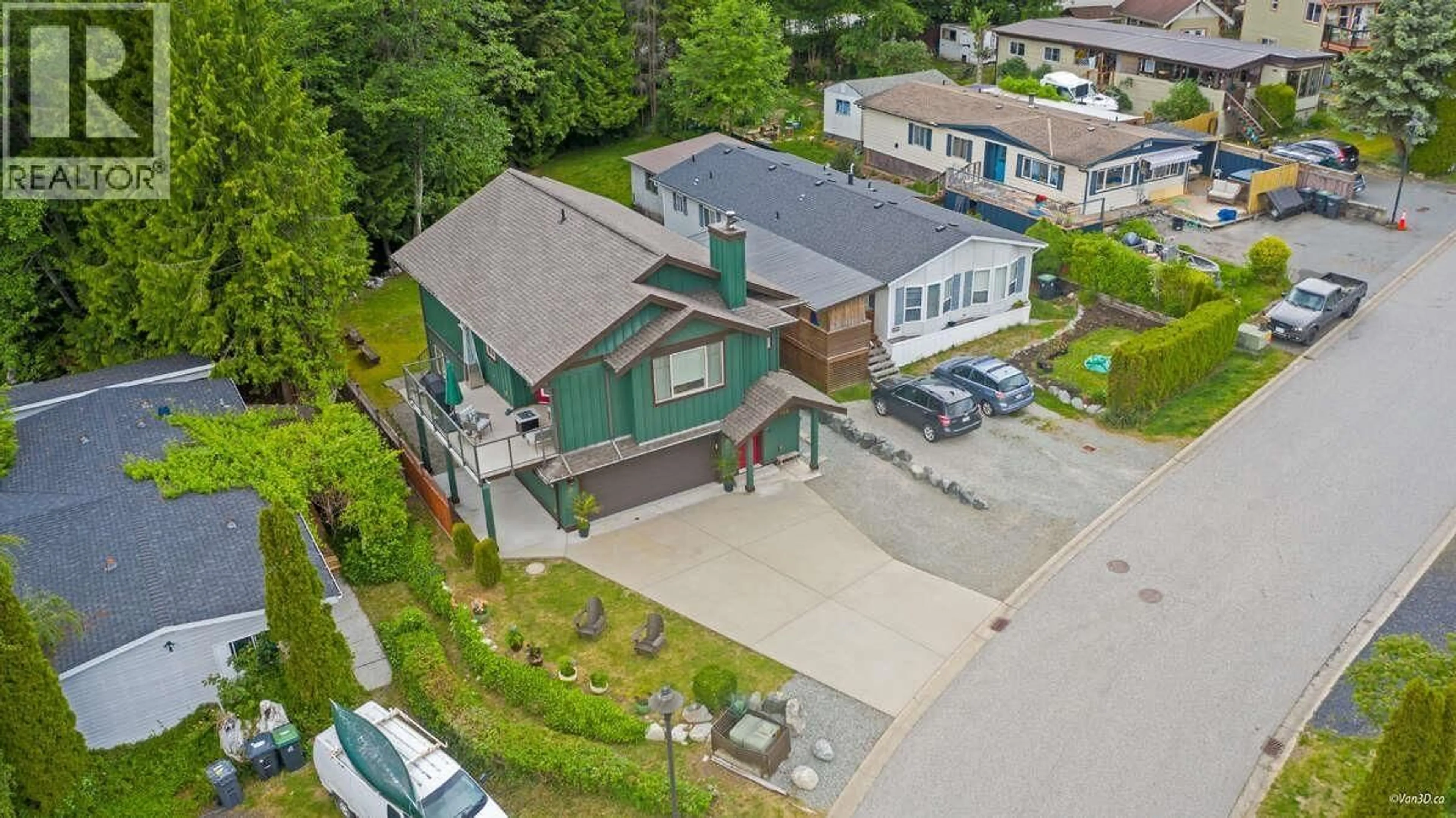 A pic from outside/outdoor area/front of a property/back of a property/a pic from drone, street for 746 UPPER CRESCENT, Britannia Beach British Columbia V8B1J2