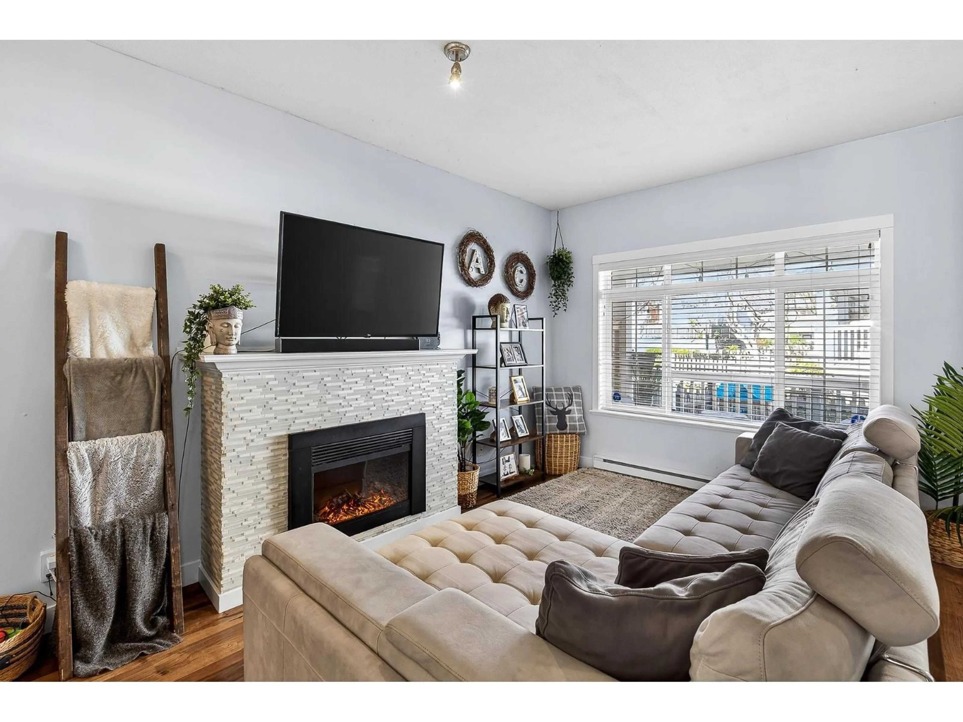 Living room with furniture, unknown for 52 - 6852 193 STREET, Surrey British Columbia V4N0C8