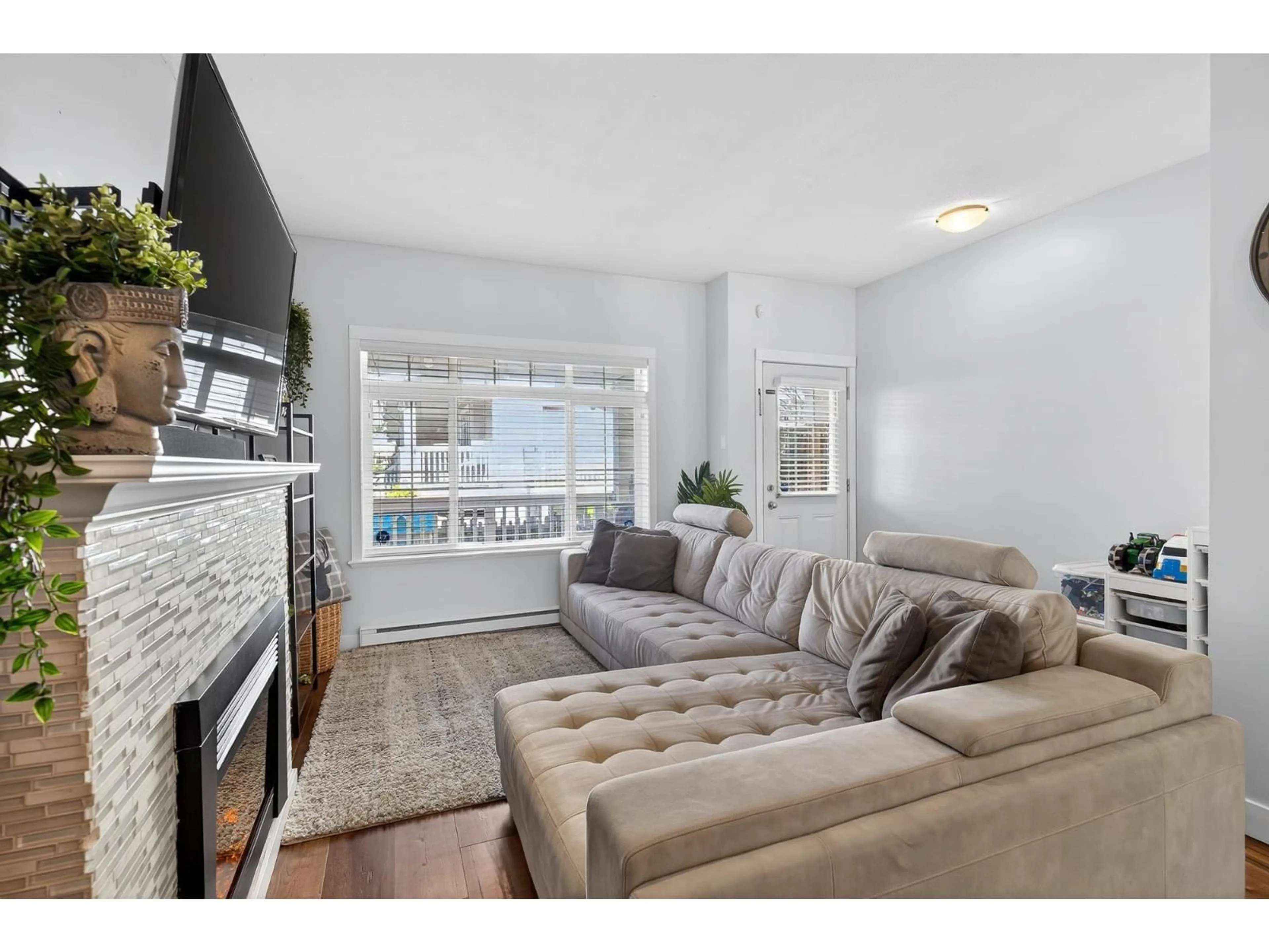 Living room with furniture, unknown for 52 - 6852 193 STREET, Surrey British Columbia V4N0C8