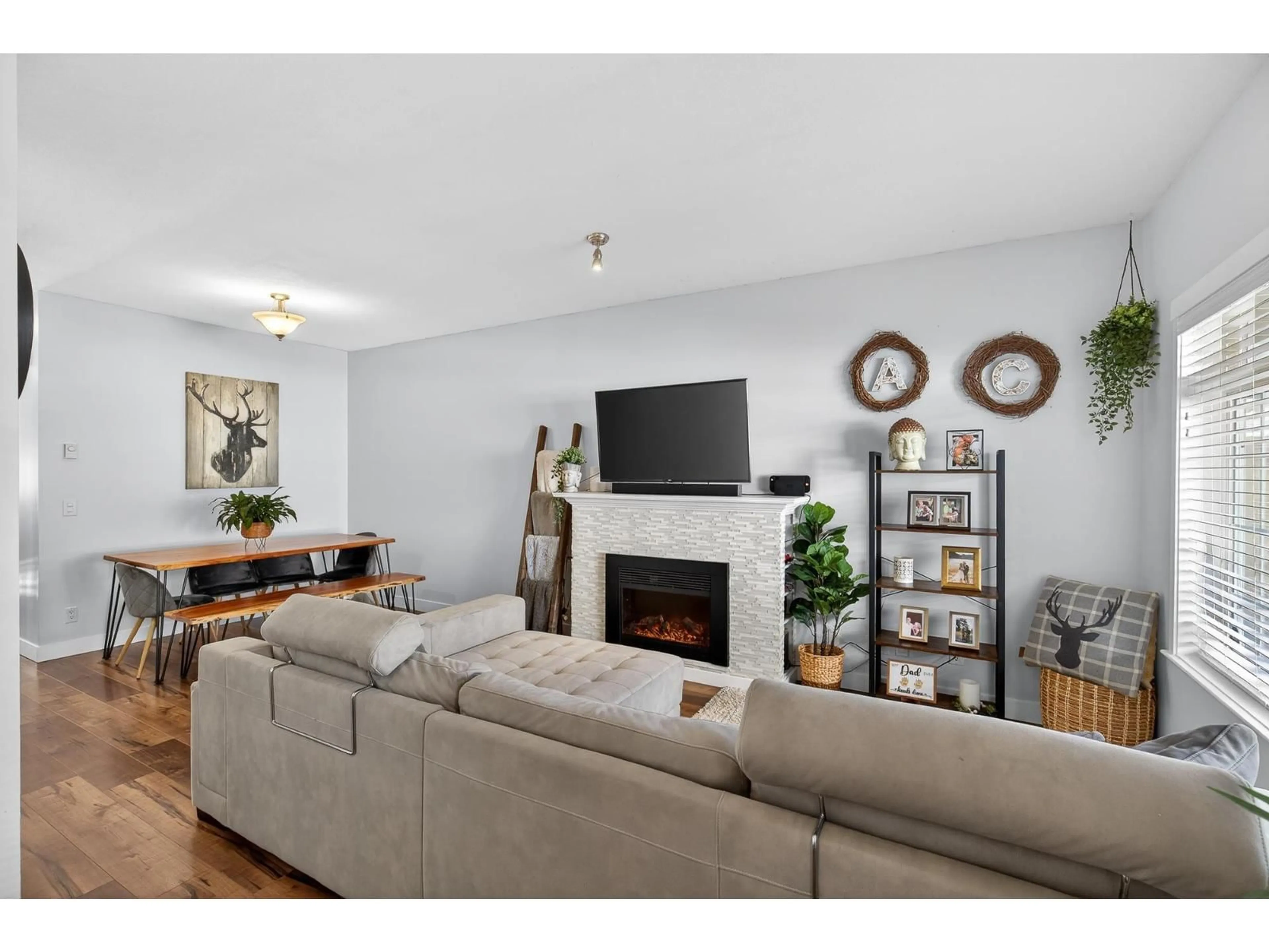 Living room with furniture, wood/laminate floor for 52 - 6852 193 STREET, Surrey British Columbia V4N0C8