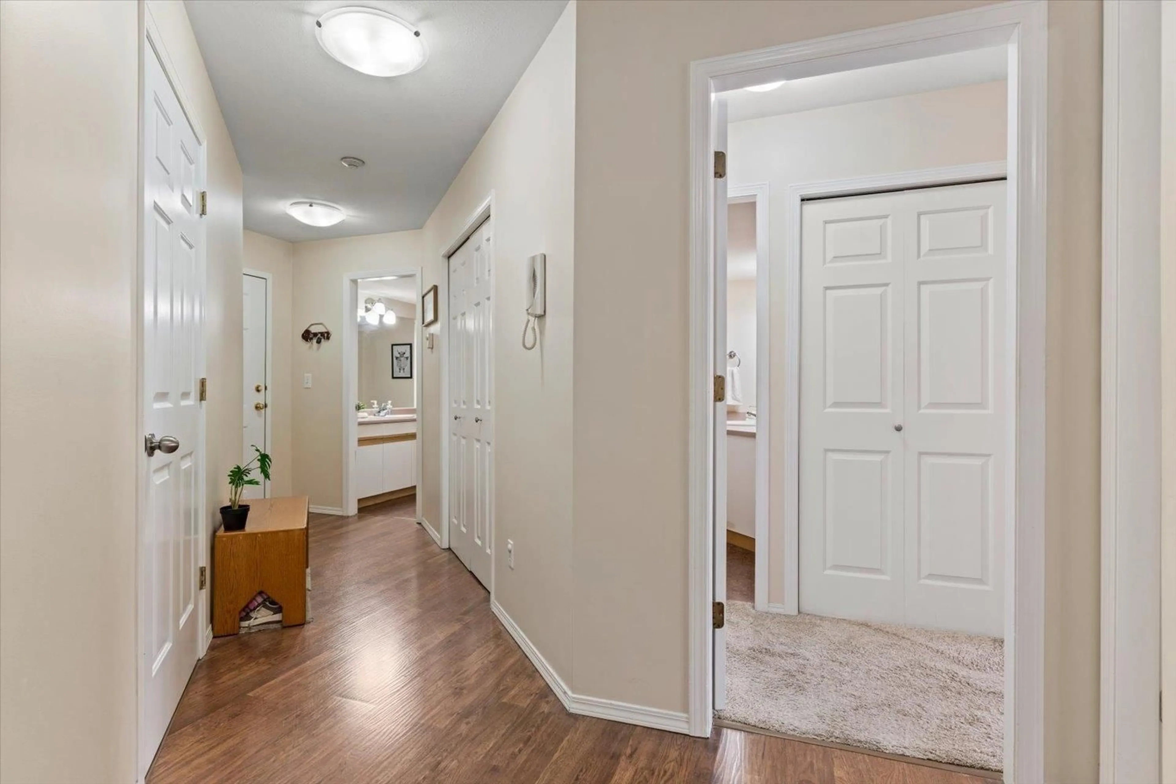 Indoor entryway for 111 - 45702 WATSON ROAD, Chilliwack British Columbia V2R3E6