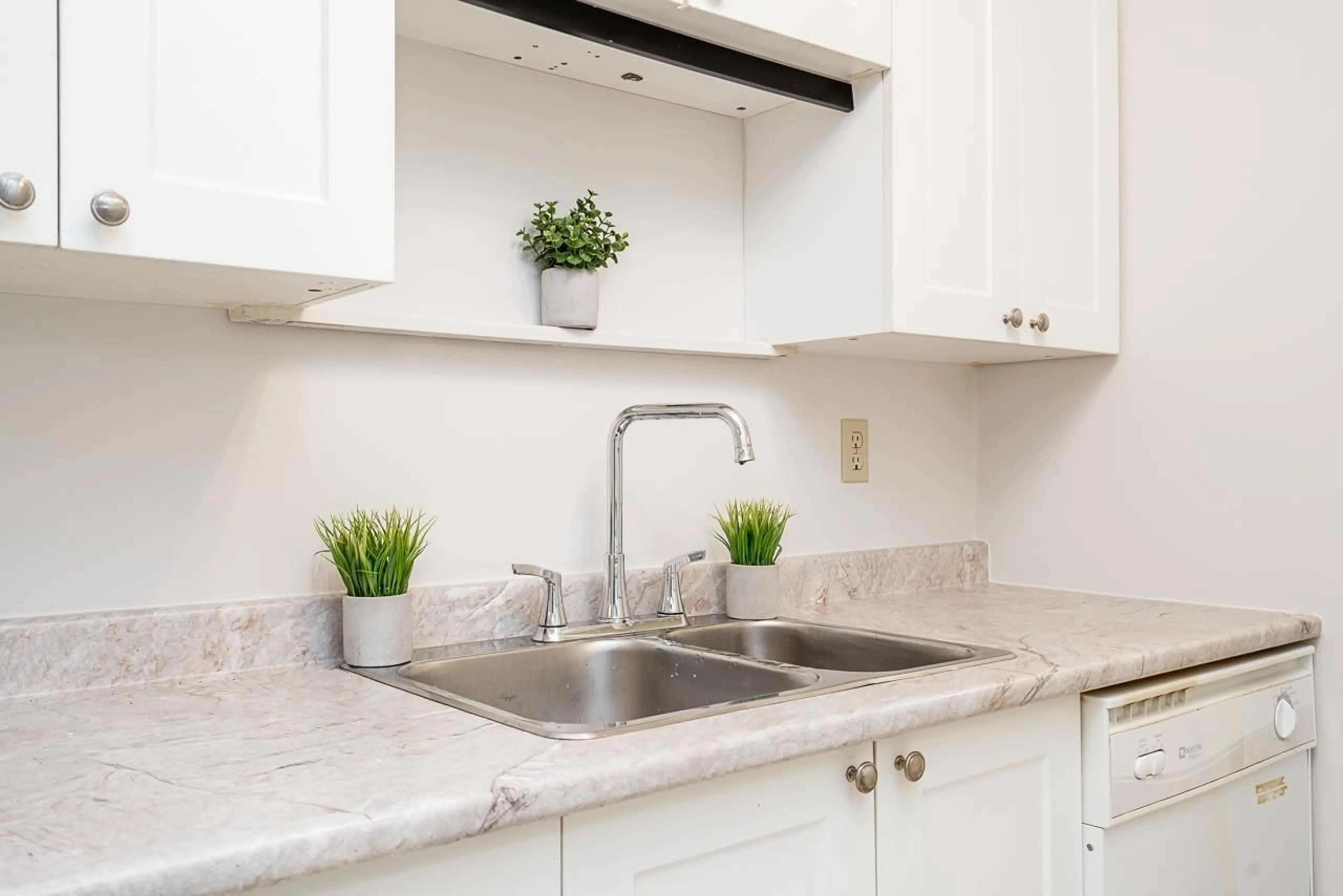 Unknown for 106 33956 ESSENDENE AVENUE, Abbotsford British Columbia V2S6E7