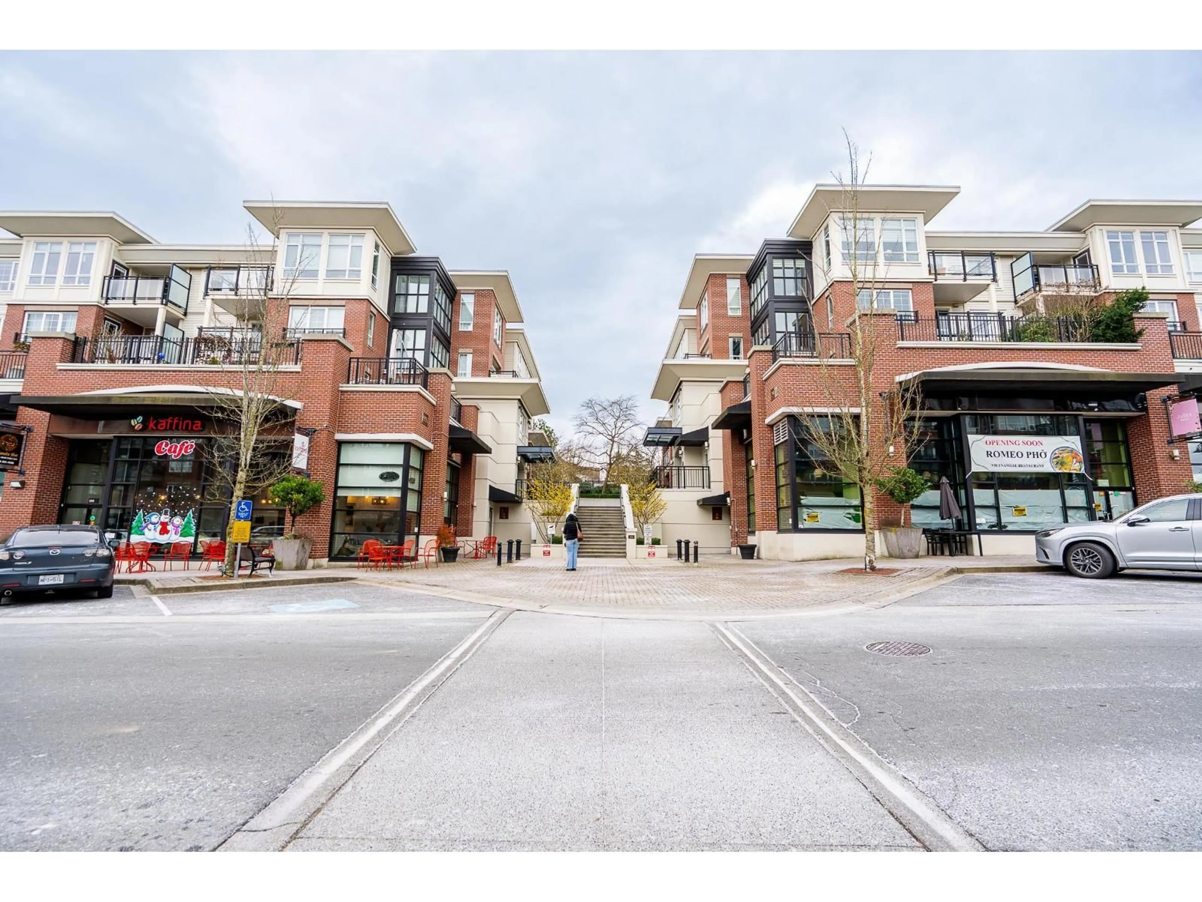 Unknown for 303 - 2950 KING GEORGE BOULEVARD, Surrey British Columbia V4P0E5