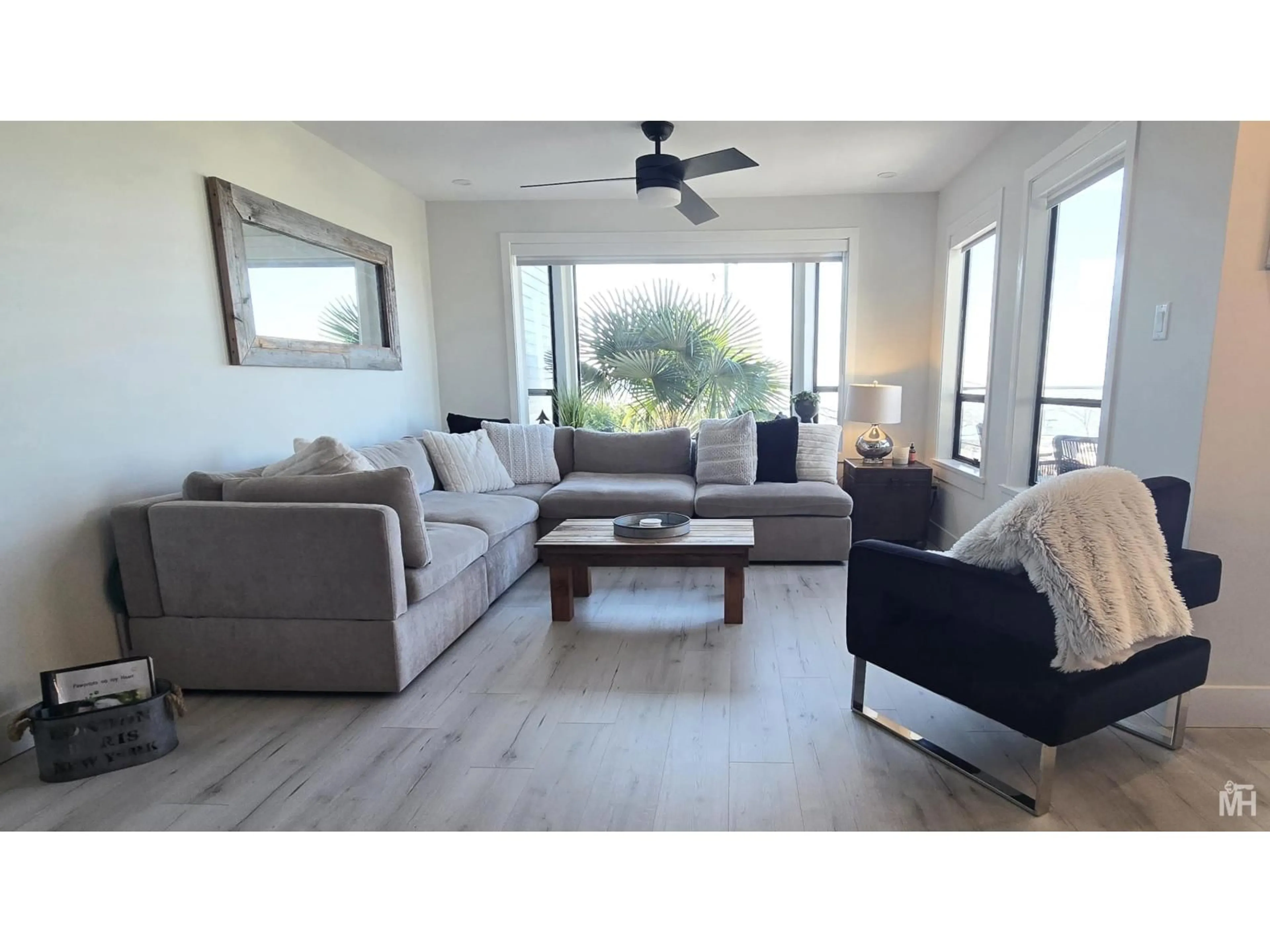 Living room with furniture, wood/laminate floor for 2 - 14985 VICTORIA AVENUE, White Rock British Columbia V4B1G2