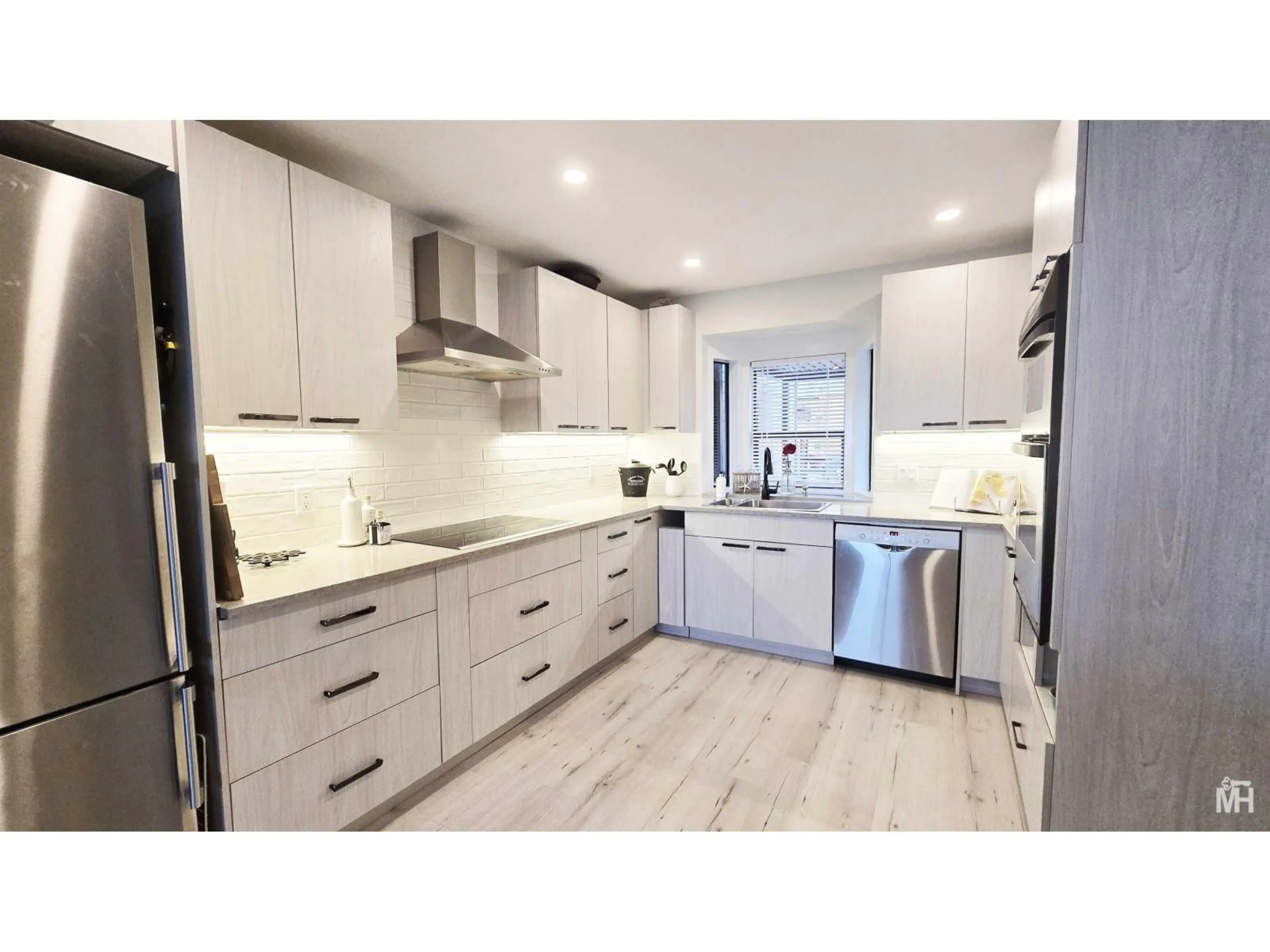 Contemporary kitchen, unknown for 2 - 14985 VICTORIA AVENUE, White Rock British Columbia V4B1G2