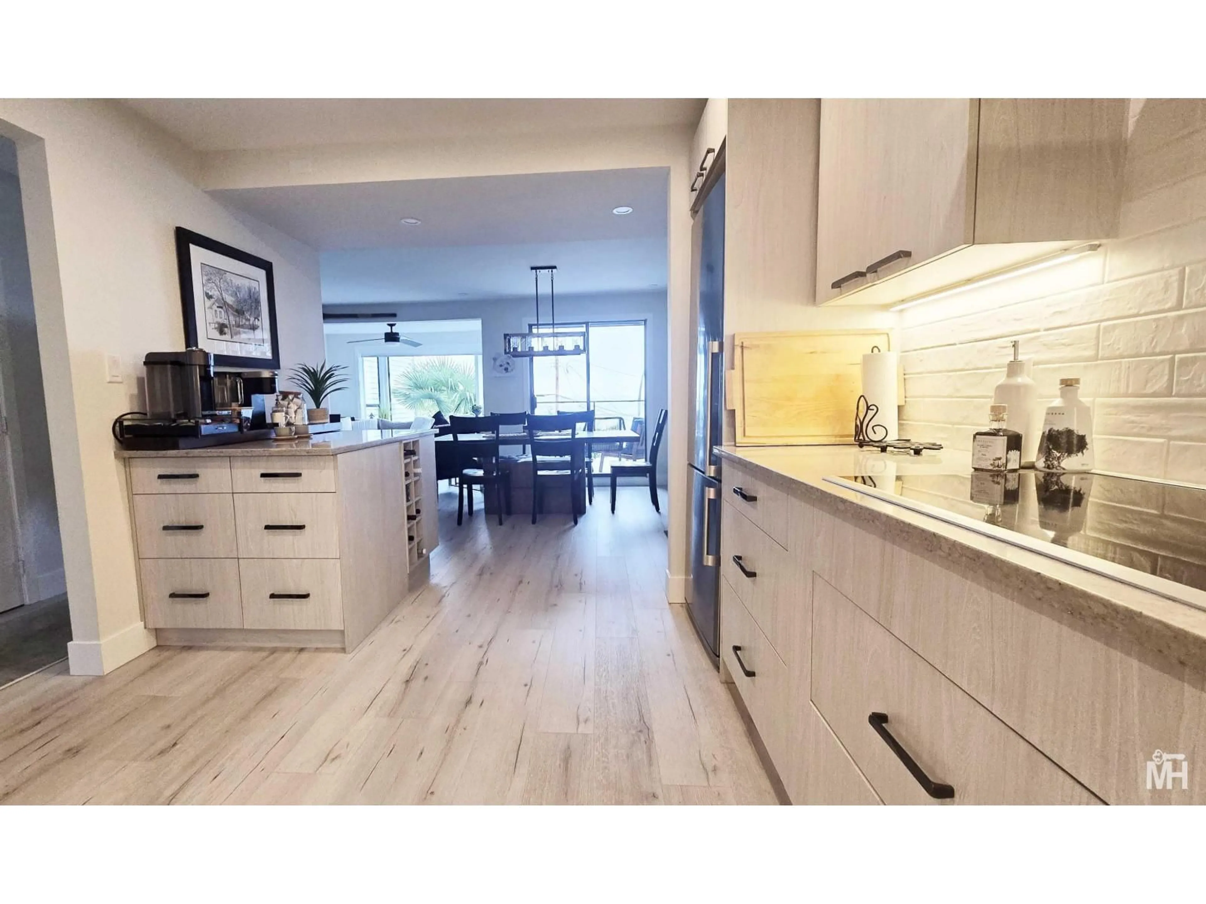 Open concept kitchen, wood/laminate floor for 2 - 14985 VICTORIA AVENUE, White Rock British Columbia V4B1G2