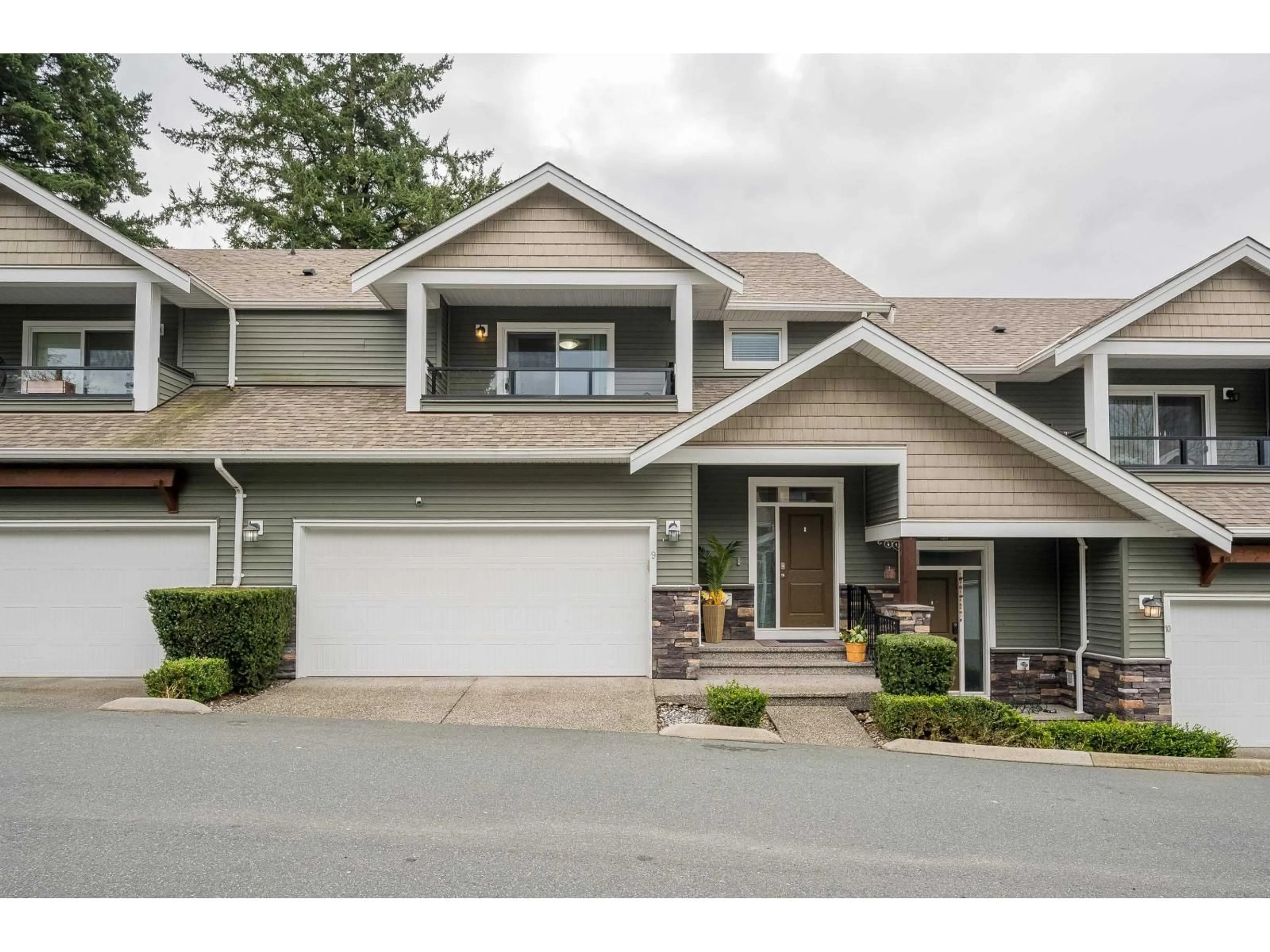 Home with vinyl exterior material, street for 9 - 34130 OLD YALE ROAD, Abbotsford British Columbia V2S2K5