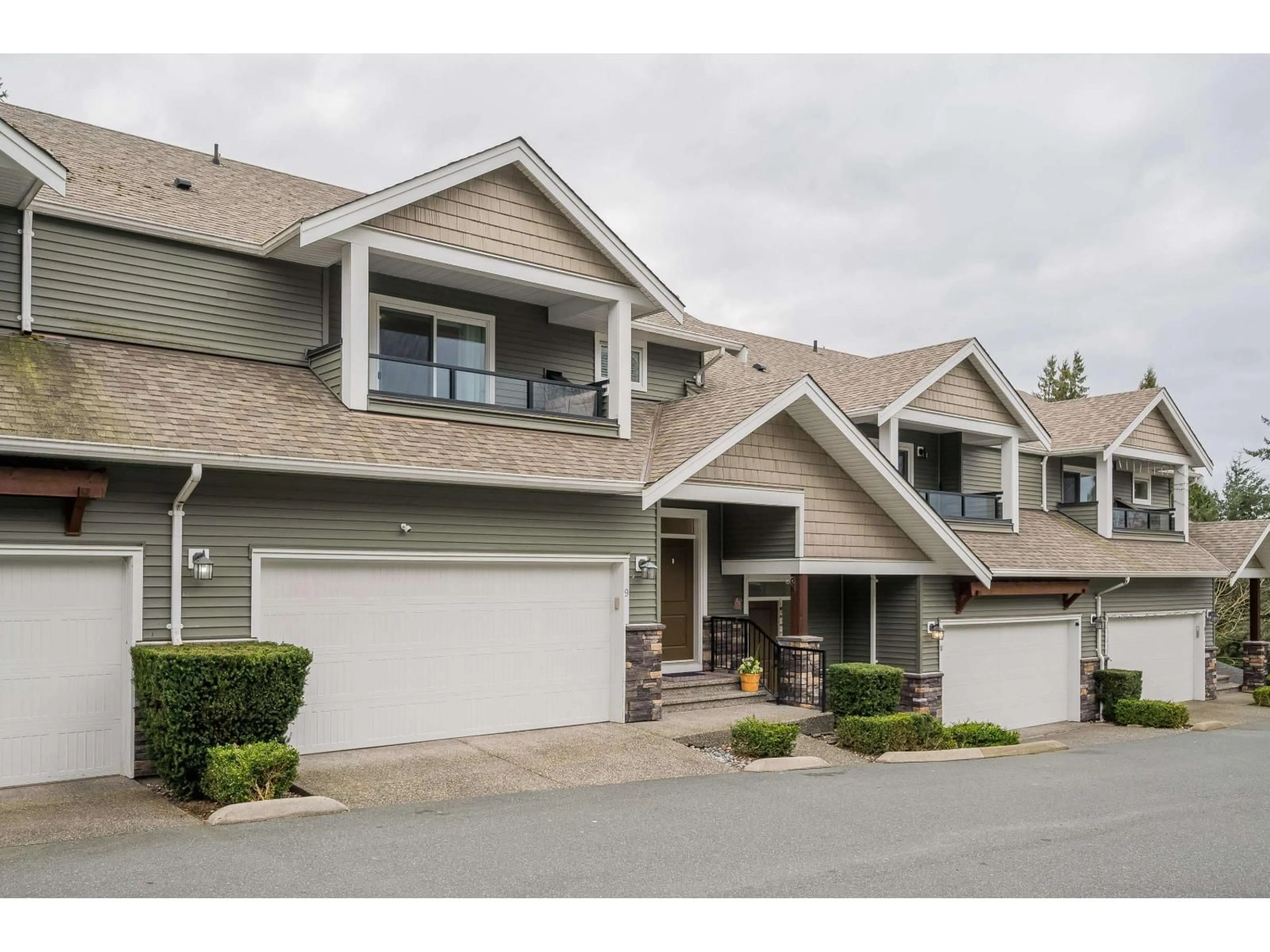 Home with vinyl exterior material, street for 9 - 34130 OLD YALE ROAD, Abbotsford British Columbia V2S2K5