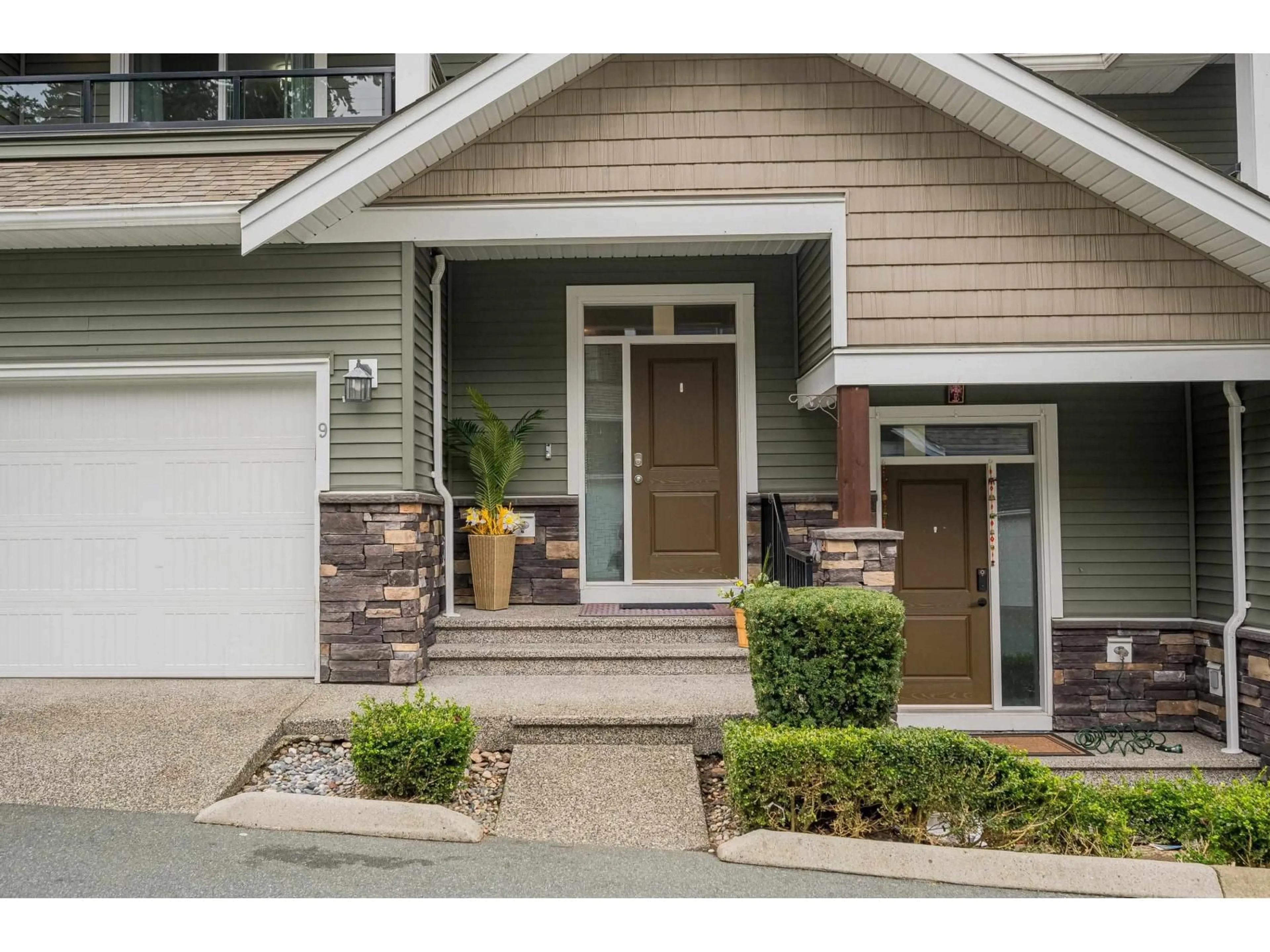 Home with vinyl exterior material, street for 9 - 34130 OLD YALE ROAD, Abbotsford British Columbia V2S2K5