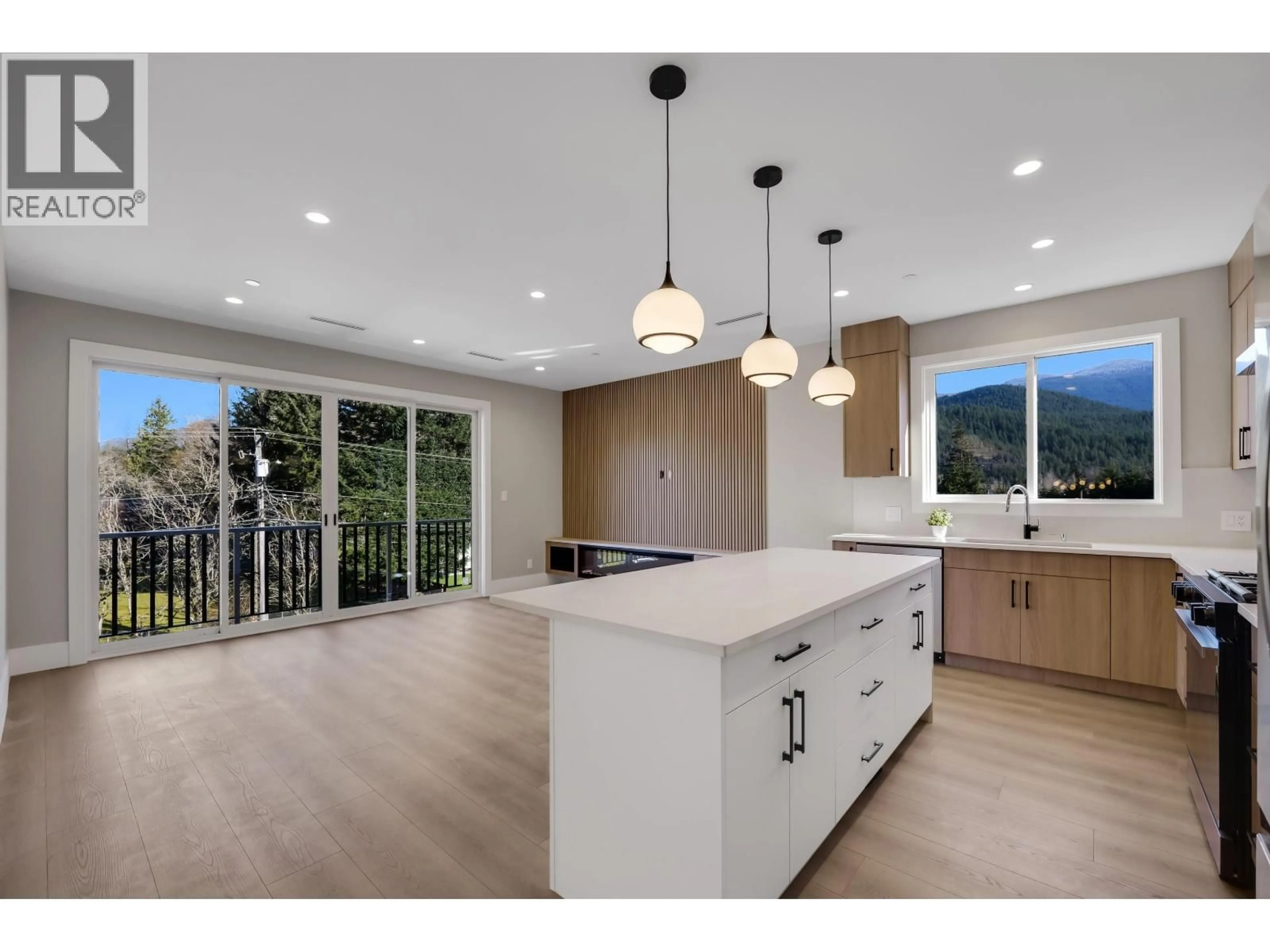 Open concept kitchen, wood/laminate floor for 1352 JUDD ROAD, Squamish British Columbia V0N1H0