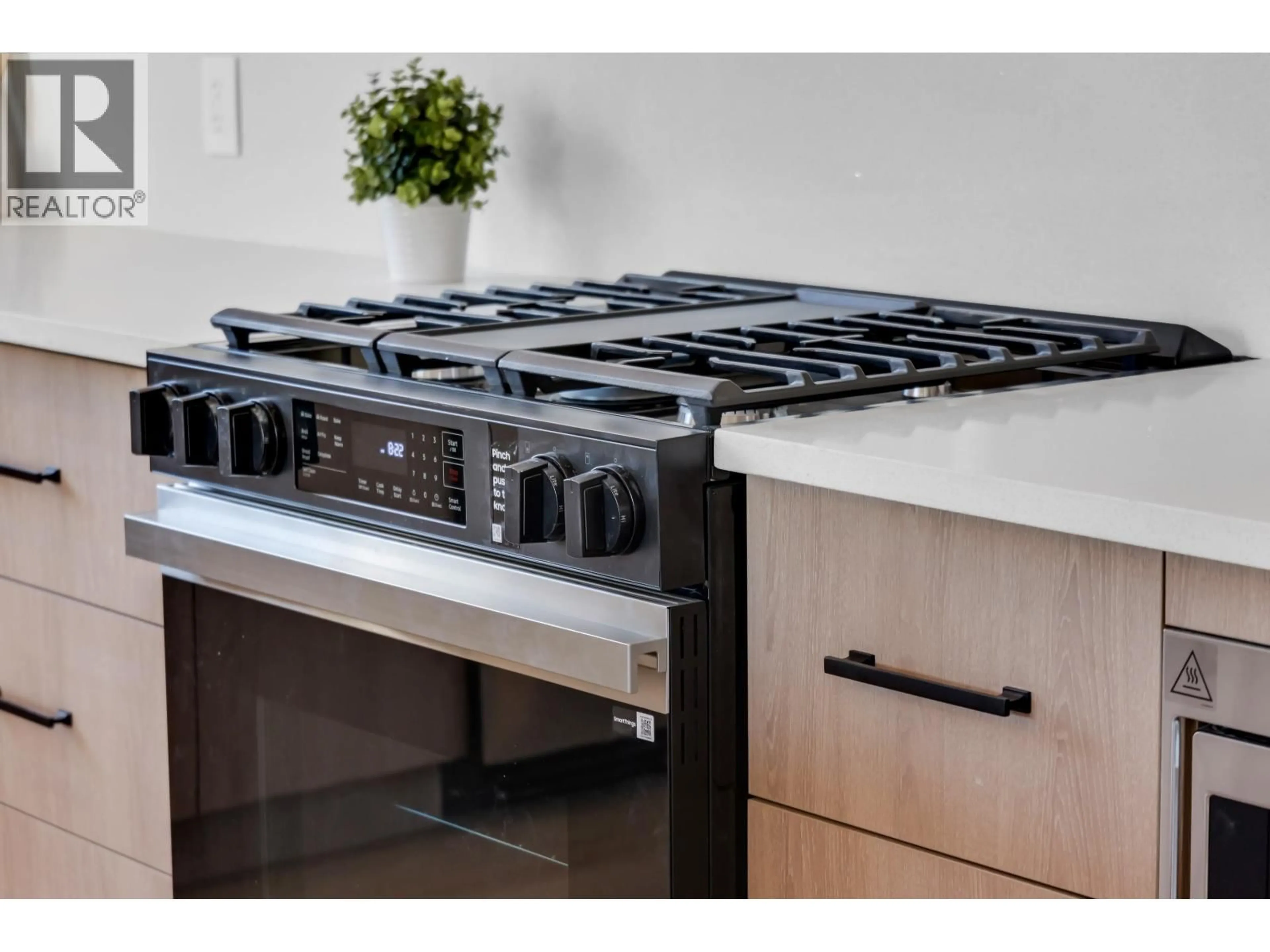 Contemporary kitchen, unknown for 1352 JUDD ROAD, Squamish British Columbia V0N1H0