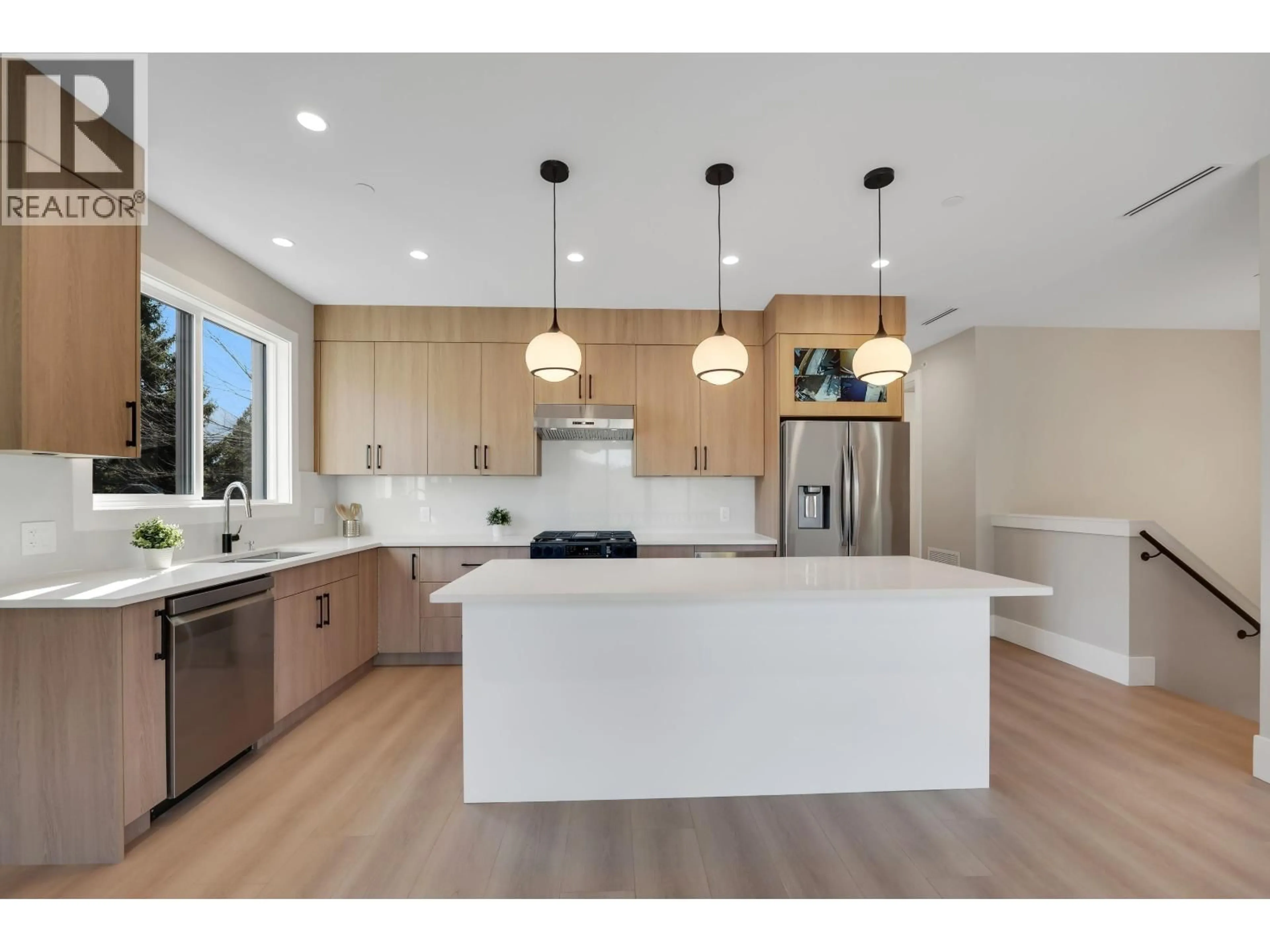 Open concept kitchen, wood/laminate floor for 1354 JUDD ROAD, Squamish British Columbia V0N1H0