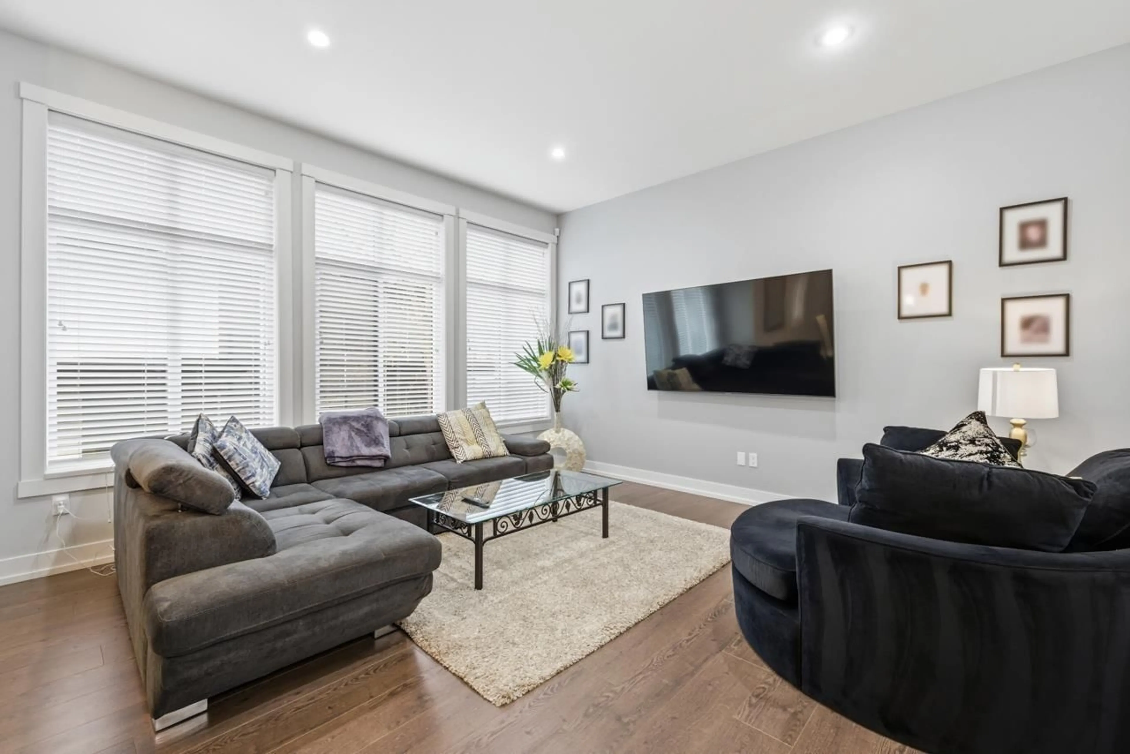 Living room with furniture, wood/laminate floor for 8 - 2687 158 STREET, Surrey British Columbia V3Z6V3