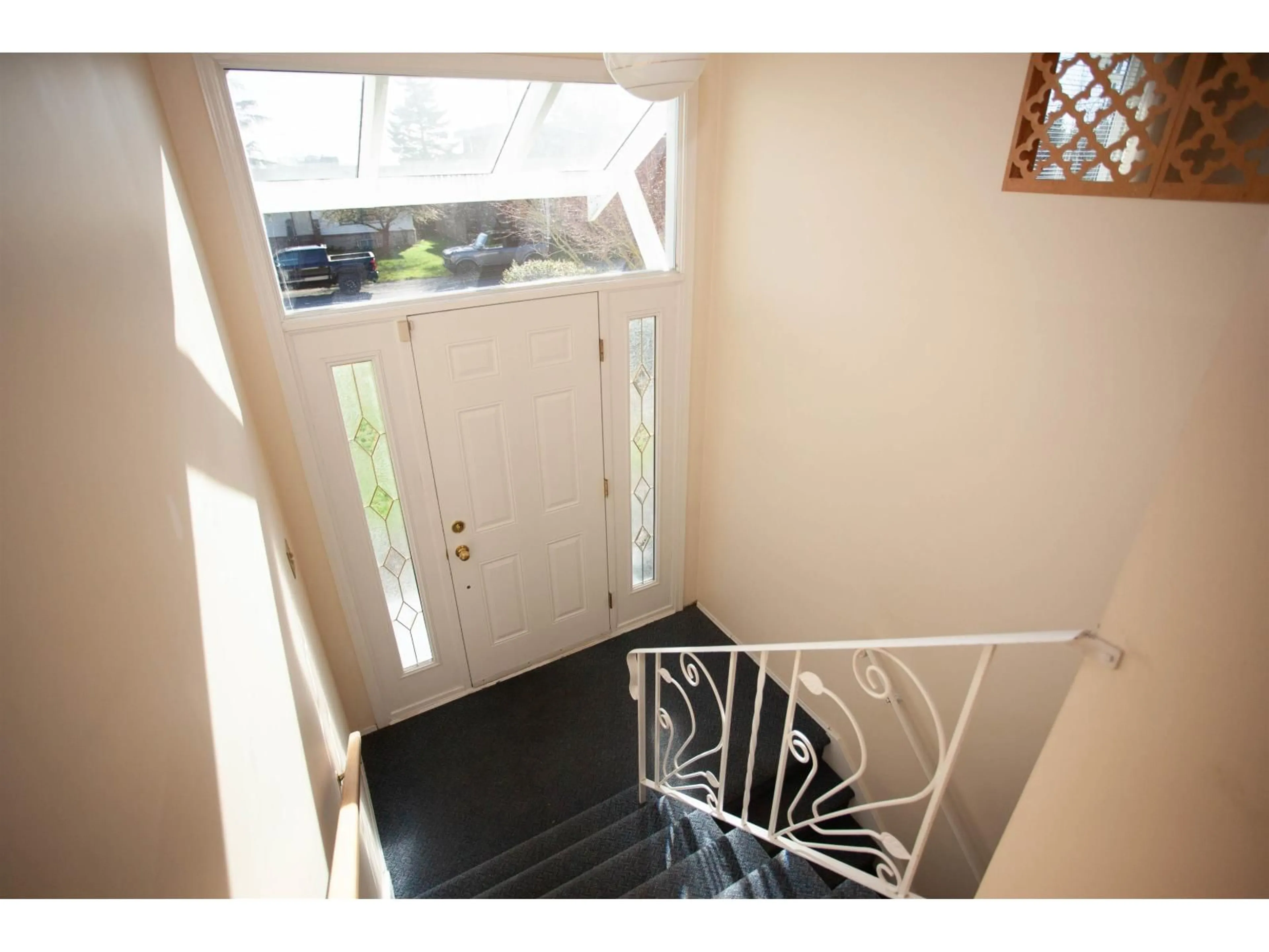 Indoor entryway for 14451 MANN PARK CRESCENT, White Rock British Columbia V4B3A7