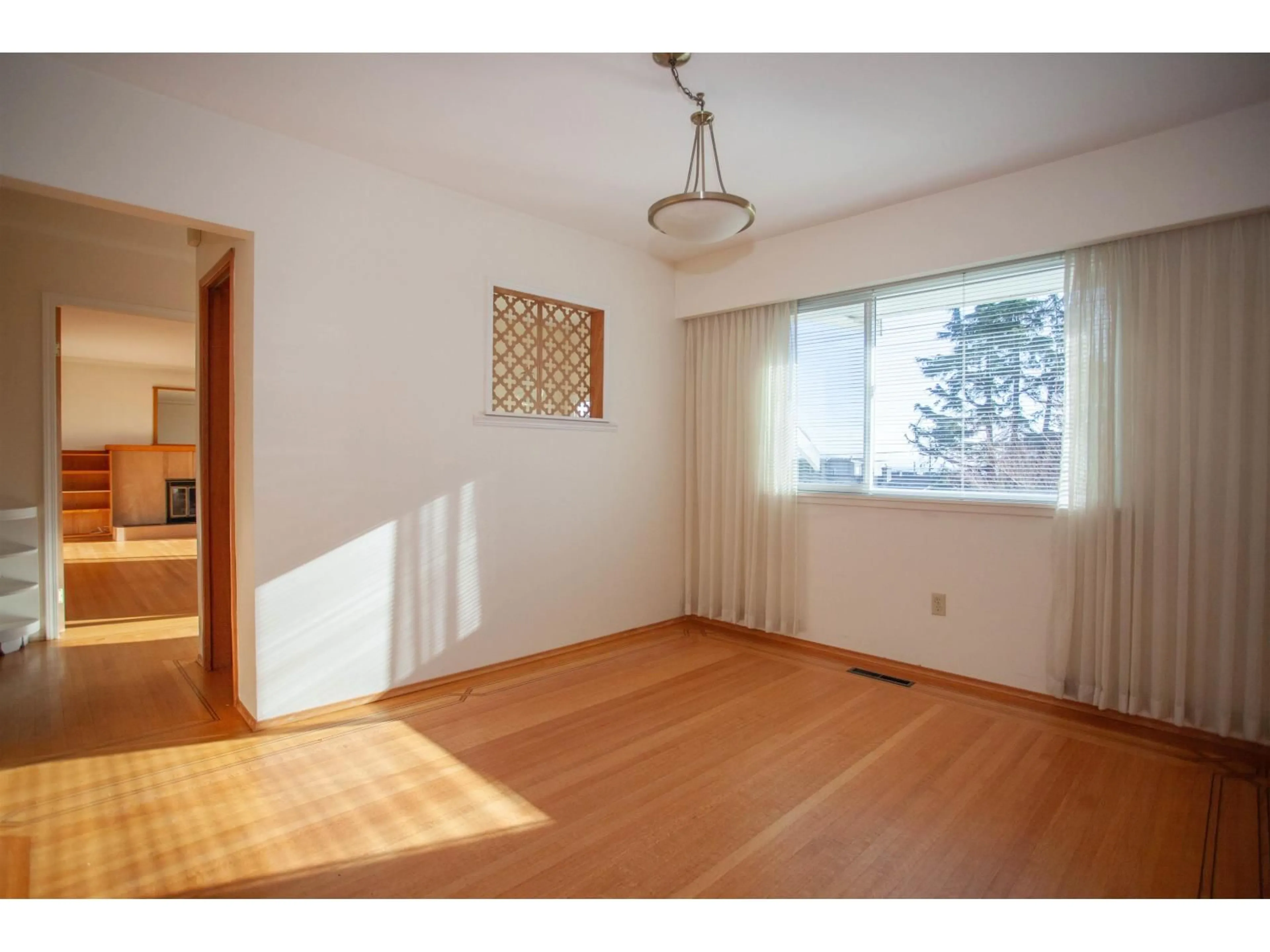A pic of a room for 14451 MANN PARK CRESCENT, White Rock British Columbia V4B3A7