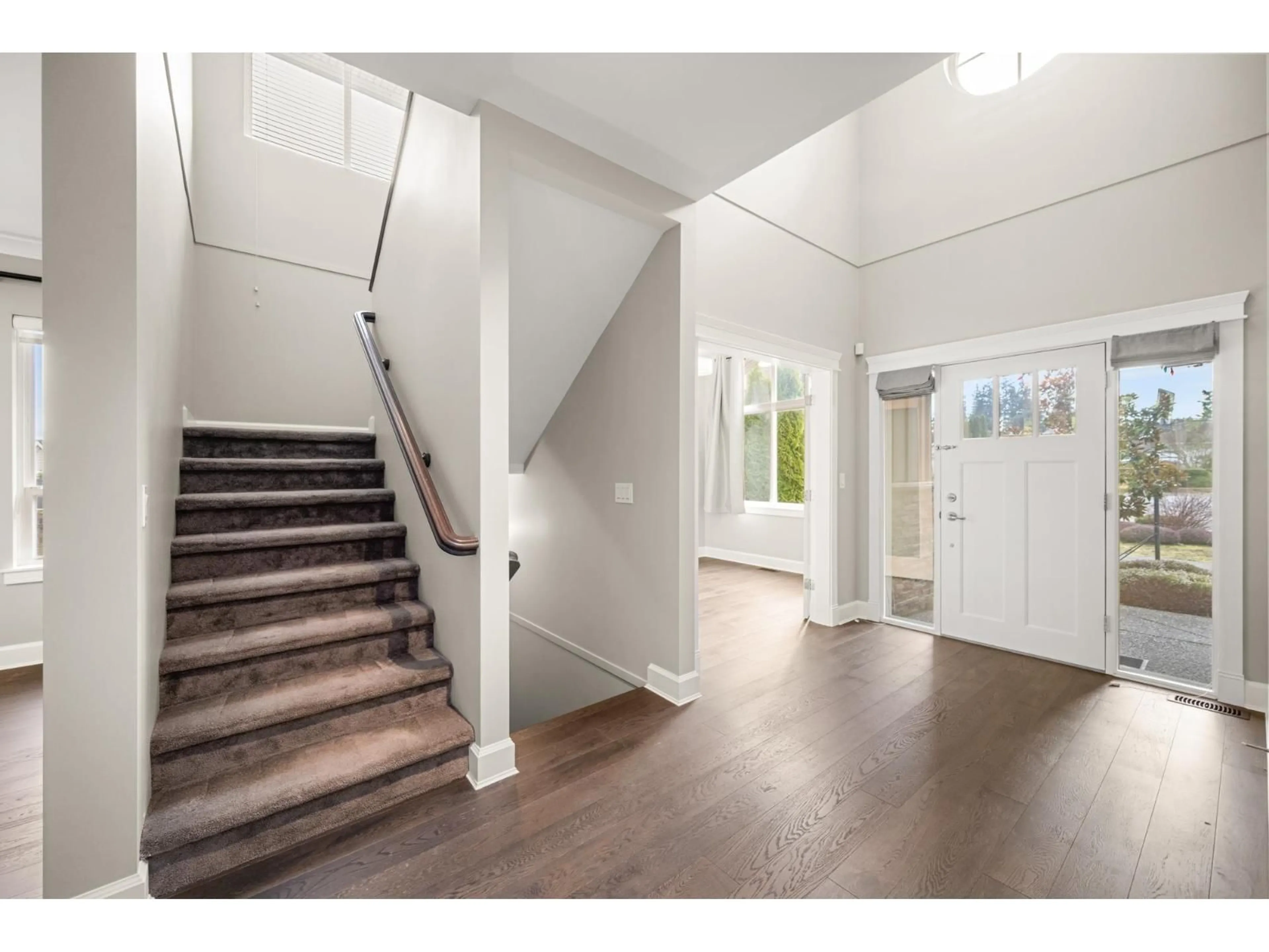 Indoor foyer for 1096 165 STREET, Surrey British Columbia V4A9A2