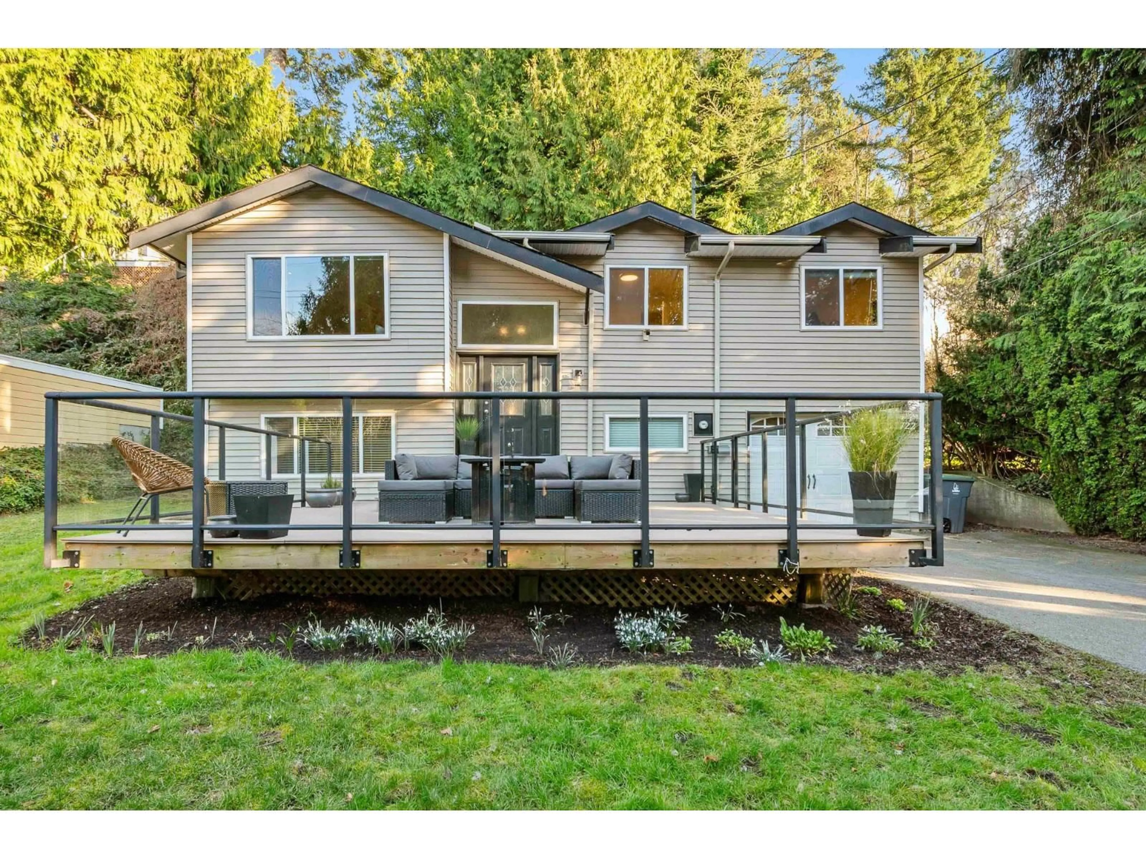 Home with vinyl exterior material, water/lake/river/ocean view for 2722 BAYVIEW STREET, Surrey British Columbia V4A2Z4