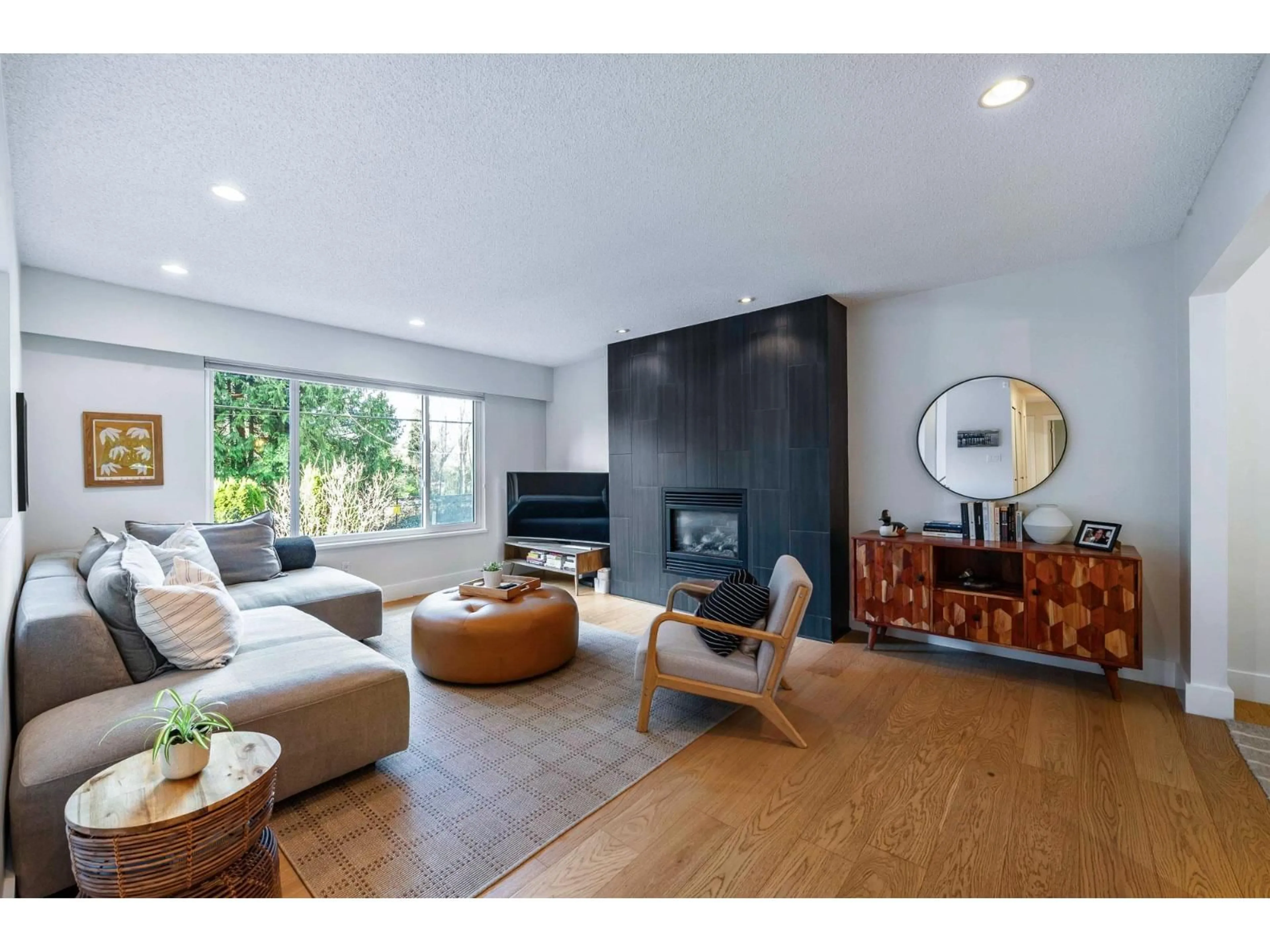 Living room with furniture, unknown for 2722 BAYVIEW STREET, Surrey British Columbia V4A2Z4